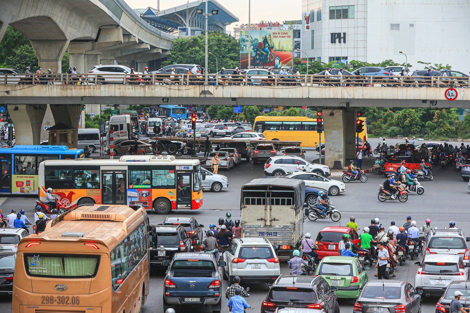 Ng&atilde; tư Hồ T&ugrave;ng Mậu - Xu&acirc;n Thủy - Phạm H&ugrave;ng - Phạm Văn Đồng, cầu vượt Mai Dịch, d&ograve;ng phương tiện đ&ocirc;ng cả dưới l&ograve;ng đường lẫn tr&ecirc;n cầu vượt.