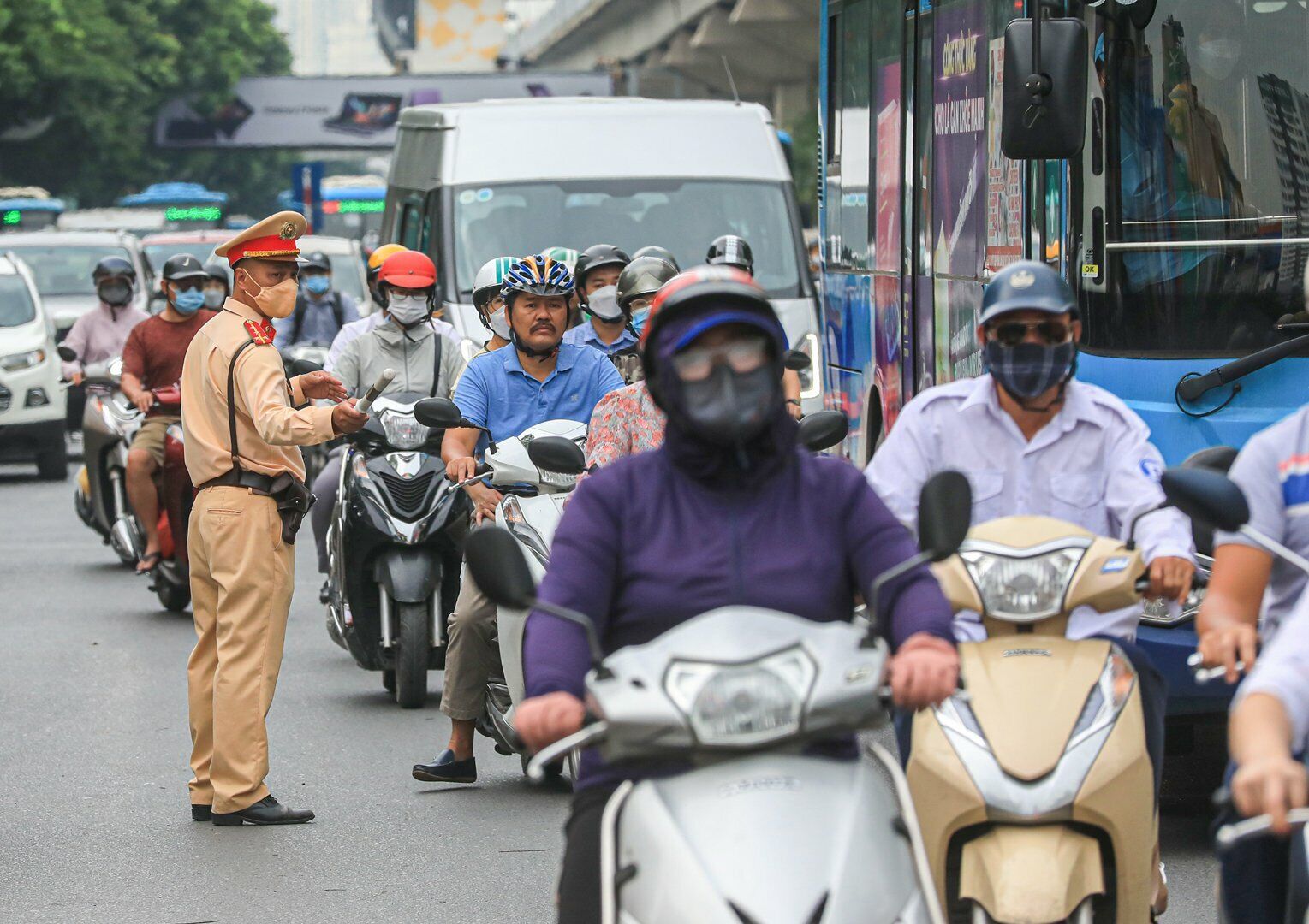 Điểm "n&oacute;ng" về giao th&ocirc;ng ở mỗi khung giờ cao điểm tại đường Nguyễn Tr&atilde;i gần Ng&atilde; Tư Sở cũng c&oacute; nhiều CSGT đứng hướng dẫn, ph&acirc;n luồn giao th&ocirc;ng.