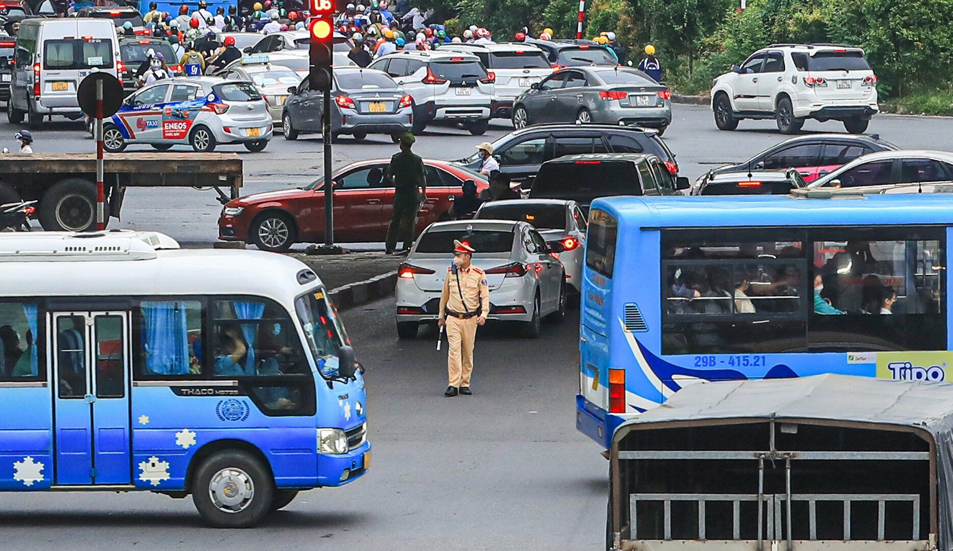 CSGT l&agrave;m nhiệm vụ điều tiết giao th&ocirc;ng tại ng&atilde; tư Hồ T&ugrave;ng Mậu - Phạm H&ugrave;ng - Phạm Văn Đồng - Xu&acirc;n Thủy.