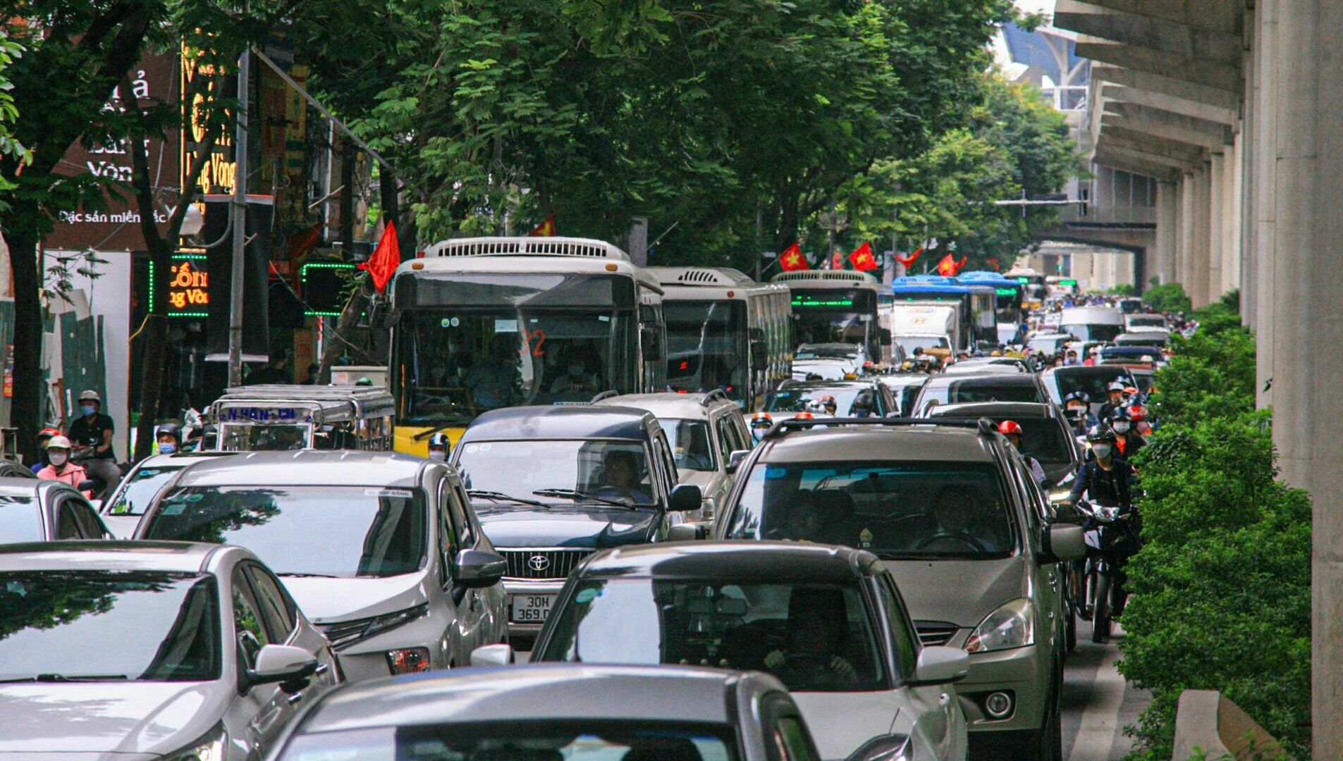 D&ograve;ng phương tiện nh&iacute;ch từng ch&uacute;t một.