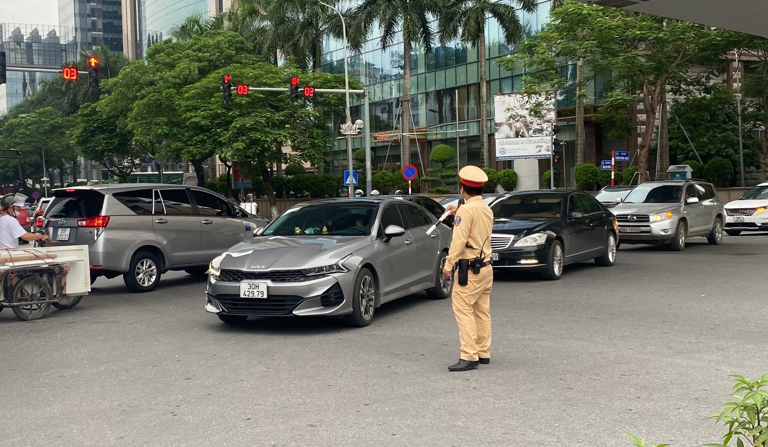 Thiếu t&aacute; Trần Quang Chinh cũng cho biết, thực hiện chỉ đạo của Ph&ograve;ng CSGT về việc bảo đảm trật tự ATGT phục vụ nhu cầu đi lại trong lễ khai giảng năm học mới 2022-2023, Đội CSGT số 6 đ&atilde; chủ động phối hợp c&ugrave;ng c&ocirc;ng an c&aacute;c quận, phường tr&ecirc;n địa b&agrave;n phụ tr&aacute;ch ra qu&acirc;n thực hiện "Th&aacute;ng cao điểm ATGT cho học sinh đến trường - th&aacute;ng 9".