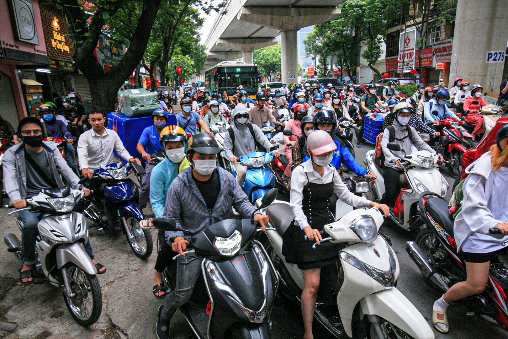 Nhiều người cố gắng t&igrave;m c&aacute;ch tho&aacute;t khỏi đ&aacute;m đ&ocirc;ng để đến cơ quan kịp giờ