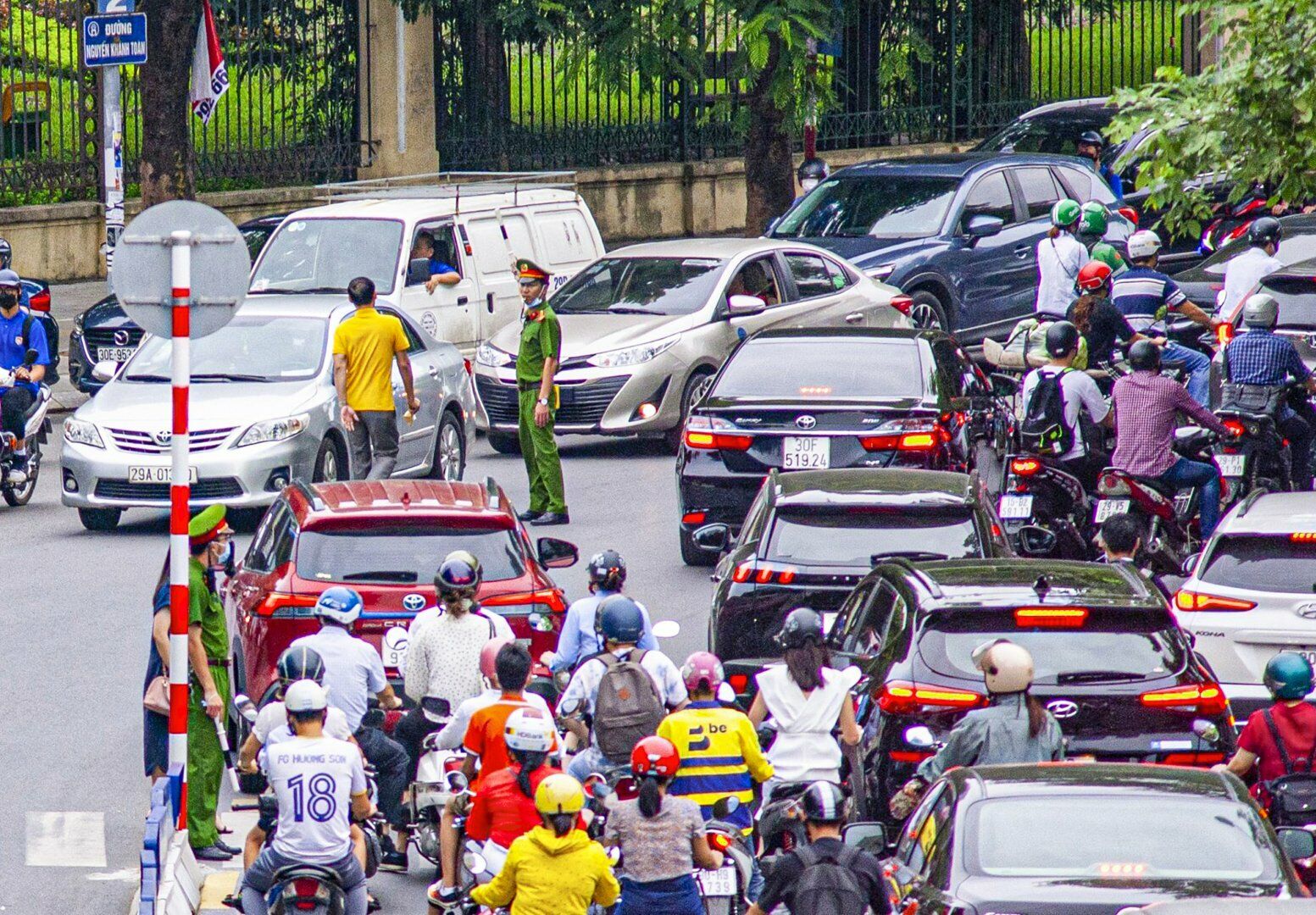 Lực lượng C&ocirc;ng an phường cũng được ph&acirc;n c&ocirc;ng điều tiết giao th&ocirc;ng tại đường Nguyễn Kh&aacute;nh To&agrave;n - nơi c&oacute; 2 điểm trường THCS Dịch Vọng v&agrave; trường Tiểu học Dịch Vọng B.