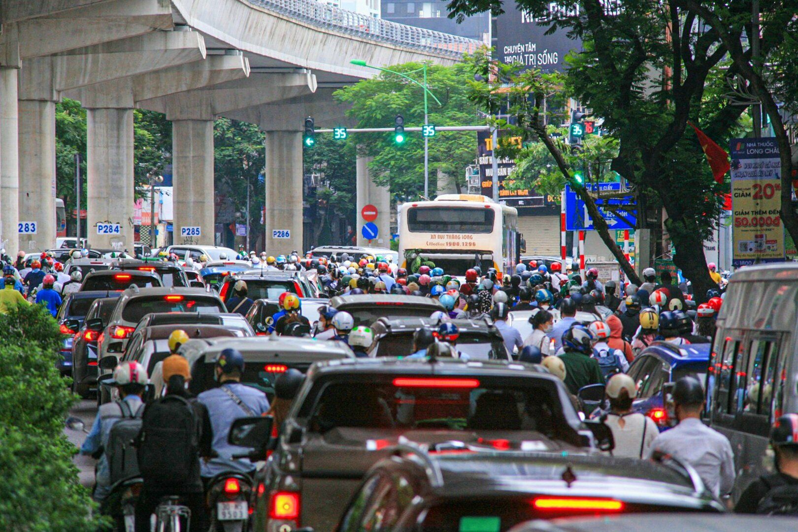 Đường Xu&acirc;n Thủy, hướng đi v&agrave;o trung t&acirc;m th&agrave;nh phố v&agrave;o giờ cao điểm hay xảy ra &ugrave;n tắc.