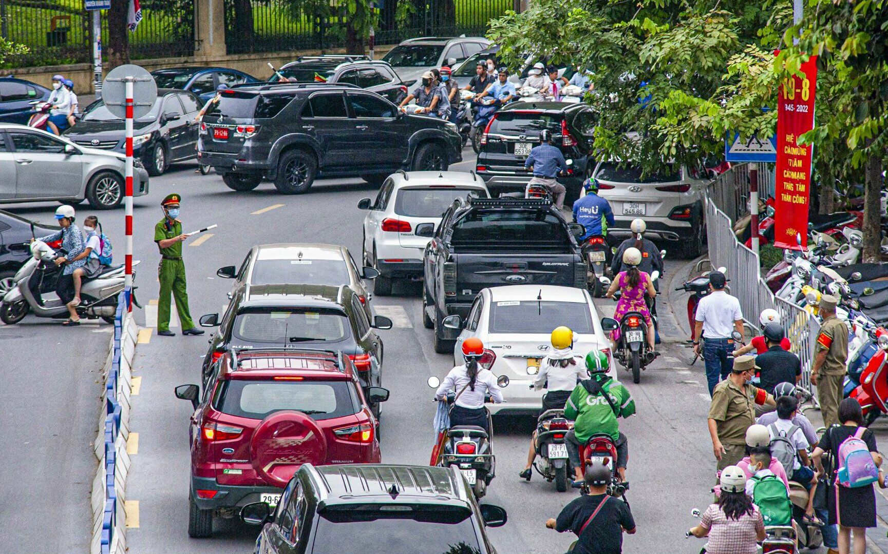 "Nhờ c&oacute; sự điều tiết của c&ocirc;ng an n&ecirc;n đường Nguyễn Kh&aacute;nh To&agrave;n đi qua 2 điểm trường n&agrave;y chỉ phải đi chậm, kh&ocirc;ng bị &ugrave;n tắc", chị Loan - người đi qua đường Nguyễn Kh&aacute;nh To&agrave;n s&aacute;ng nay cho hay.