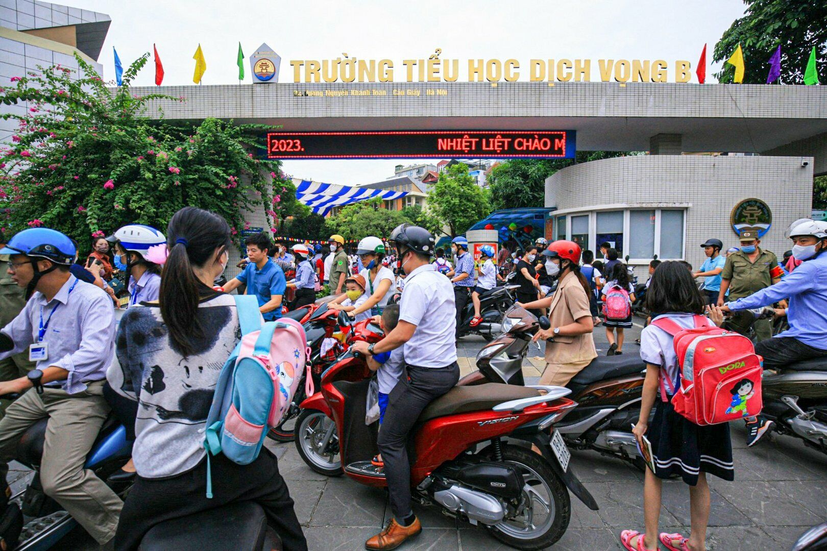 C&aacute;c phụ huynh đưa con đến trường Tiểu học Dịch Vọng B được hướng dẫn chỗ để xe v&agrave; di chuyển ra khỏi cổng trưởng ngay để tr&aacute;nh &ugrave;n tắc tại đường Nguyễn Kh&aacute;nh To&agrave;n.