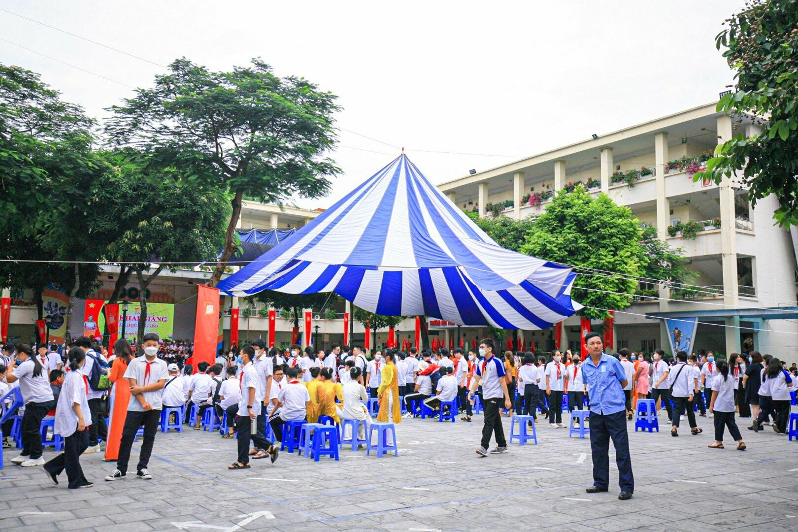 Nhờ sự chủ động của c&aacute;c phụ huynh học sinh trong việc đưa con đến trường, c&ugrave;ng với giao th&ocirc;ng được bảo đảm th&ocirc;ng suốt n&ecirc;n kh&ocirc;ng c&oacute; t&igrave;nh trạng học sinh kh&ocirc;ng kịp đến trường dự lễ khai giảng.