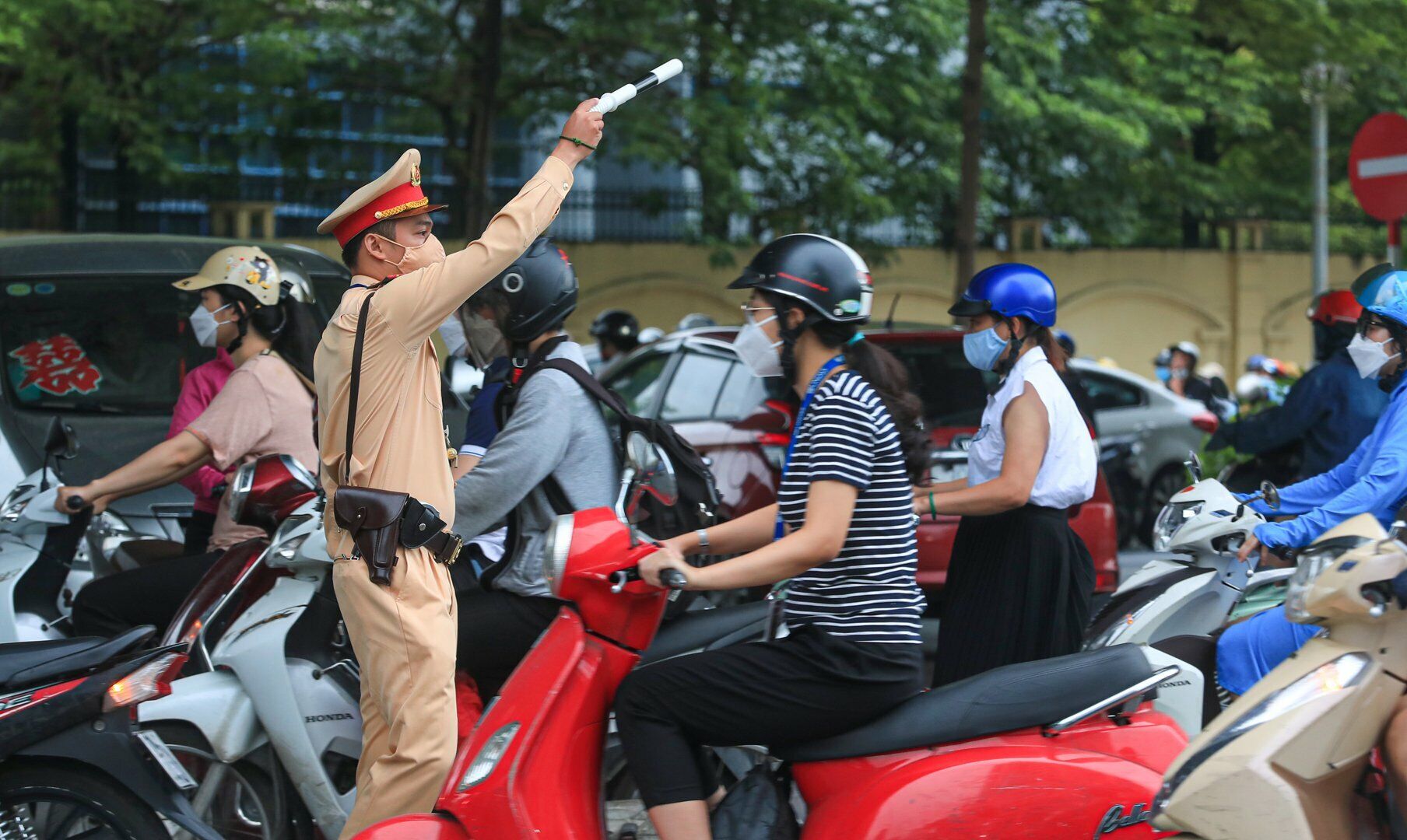 Song song với việc c&oacute; mặt tại c&aacute;c tuyến đường c&oacute; c&aacute;c điểm trường, lực lượng CSGT C&ocirc;ng an TP H&agrave; Nội c&ograve;n xuất hiện tại c&aacute;c tuyến phố ch&iacute;nh thường xuy&ecirc;n xuất hiện t&igrave;nh trạng &ugrave;n tắc trong giờ cao điểm để ph&acirc;n hướng dẫn người tham gia giao th&ocirc;ng. Ảnh: CSGT đang điều tiết giao th&ocirc;ng tr&ecirc;n đường Phạm H&ugrave;ng.