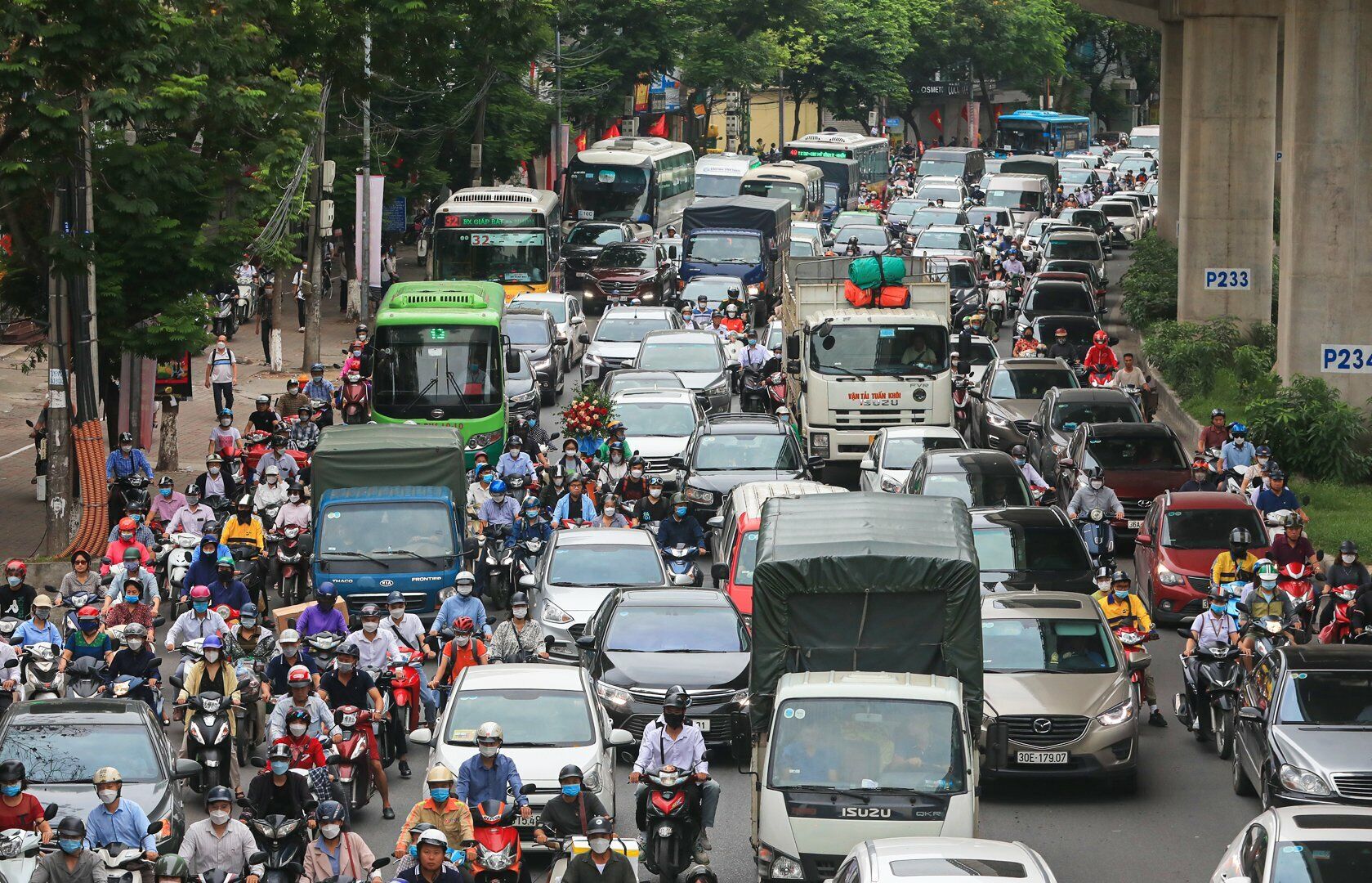 S&aacute;ng 5/9, người d&acirc;n bắt đầu ng&agrave;y đi l&agrave;m đầu ti&ecirc;n sau kỳ nghỉ lễ k&eacute;o d&agrave;i 4 ng&agrave;y. Theo ghi nhận của PV B&aacute;o Giao th&ocirc;ng, nhiều tuyến đường bị &ugrave;n tắc nghi&ecirc;m trọng.