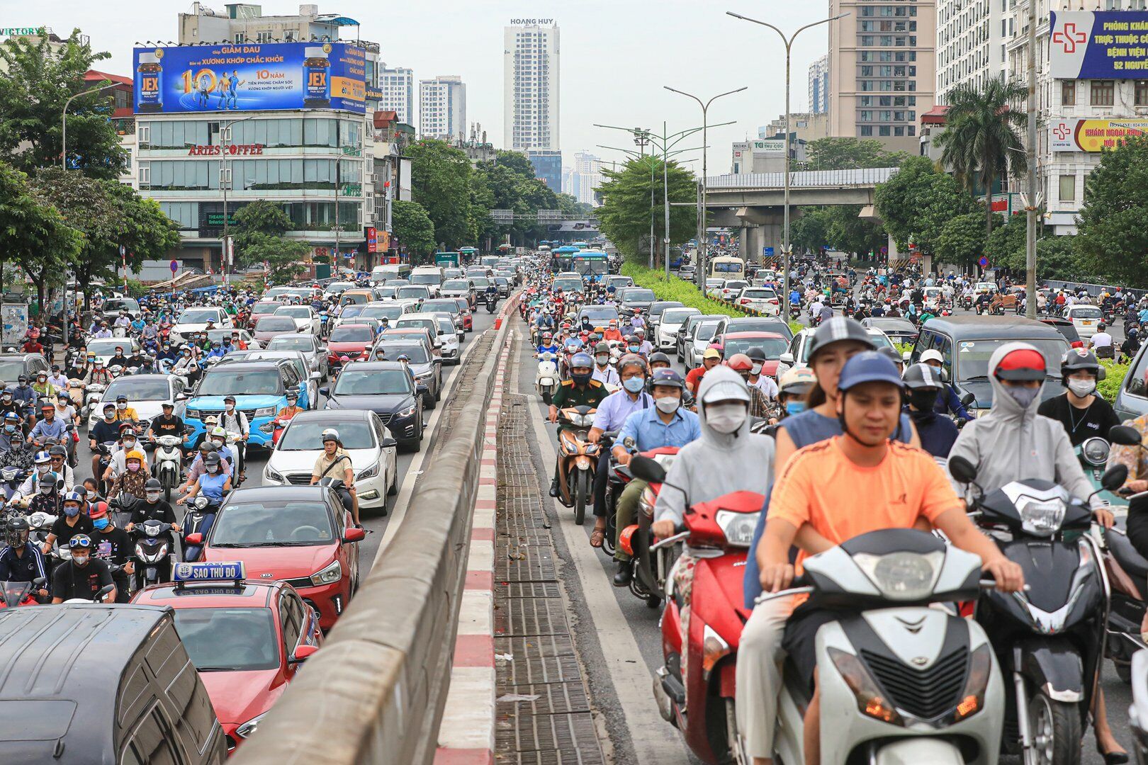 Hướng l&ecirc;n cầu vượt Ng&atilde; Tư Sở cũng chật cứng.