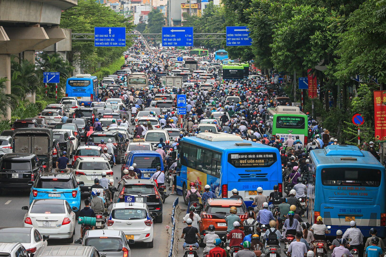 Đường Nguyễn Tr&atilde;i, hướng đi Ng&atilde; Tư Sở ken cứng người v&agrave; xe.