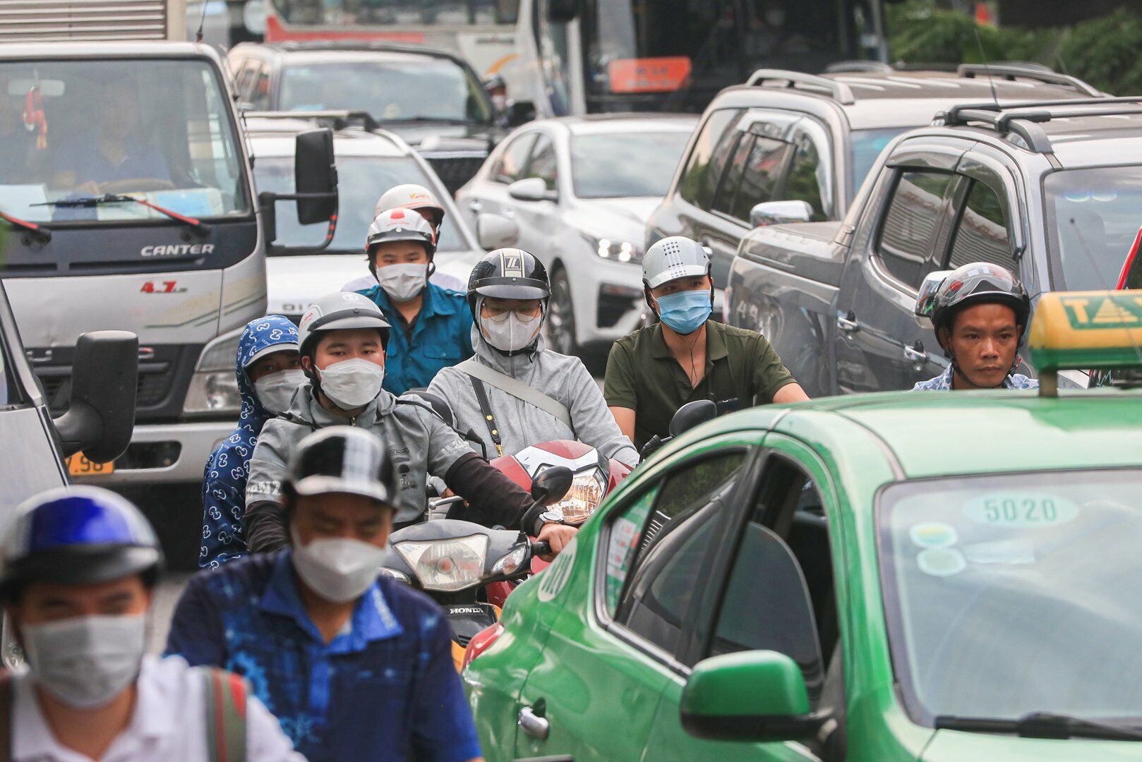 Người d&acirc;n mệt mỏi, đứng ch&ocirc;n ch&acirc;n giữa đoạn đường &ugrave;n &ugrave;n phương tiện.