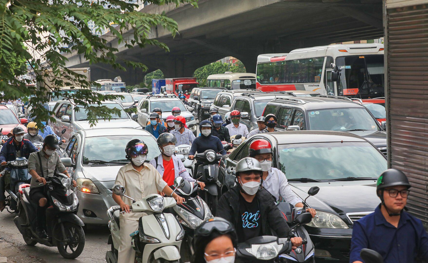V&agrave;o giờ cao điểm từ 7-9h s&aacute;ng, lượng phương tiện đổ ra đường lớn g&acirc;y &aacute;p lực khiến giao th&ocirc;ng &ugrave;n ứ nghi&ecirc;m trọng.