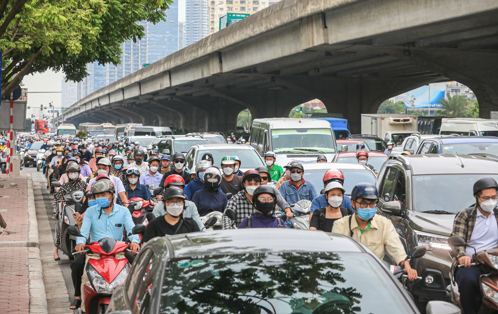 Tại tuyến đường Khuất Duy Tiến, đoạn gần n&uacute;t giao Đại lộ Thăng Long, d&ograve;ng xe đ&ocirc;ng đ&uacute;c, kh&ocirc;ng c&ograve;n khoảng trống.