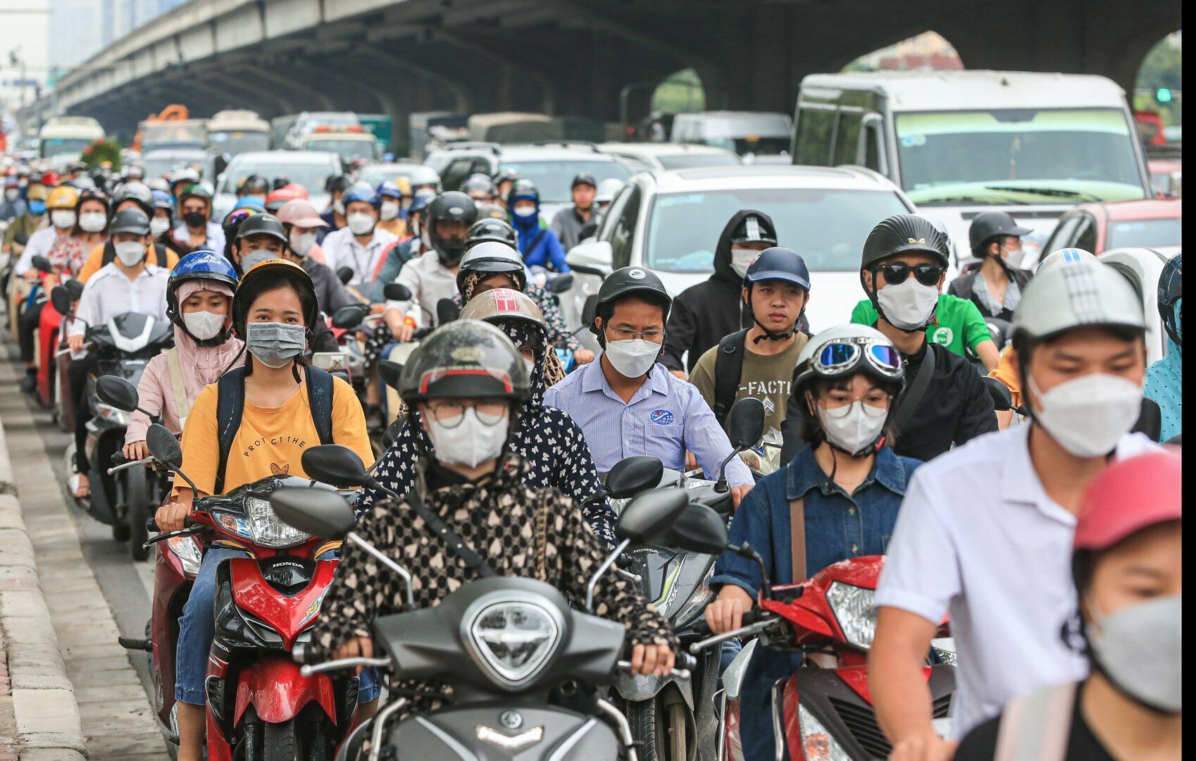 H&ocirc;m nay cũng l&agrave; ng&agrave;y tựu trường, n&ecirc;n mật độ giao th&ocirc;ng đ&ocirc;ng đ&uacute;c hơn thường ng&agrave;y.