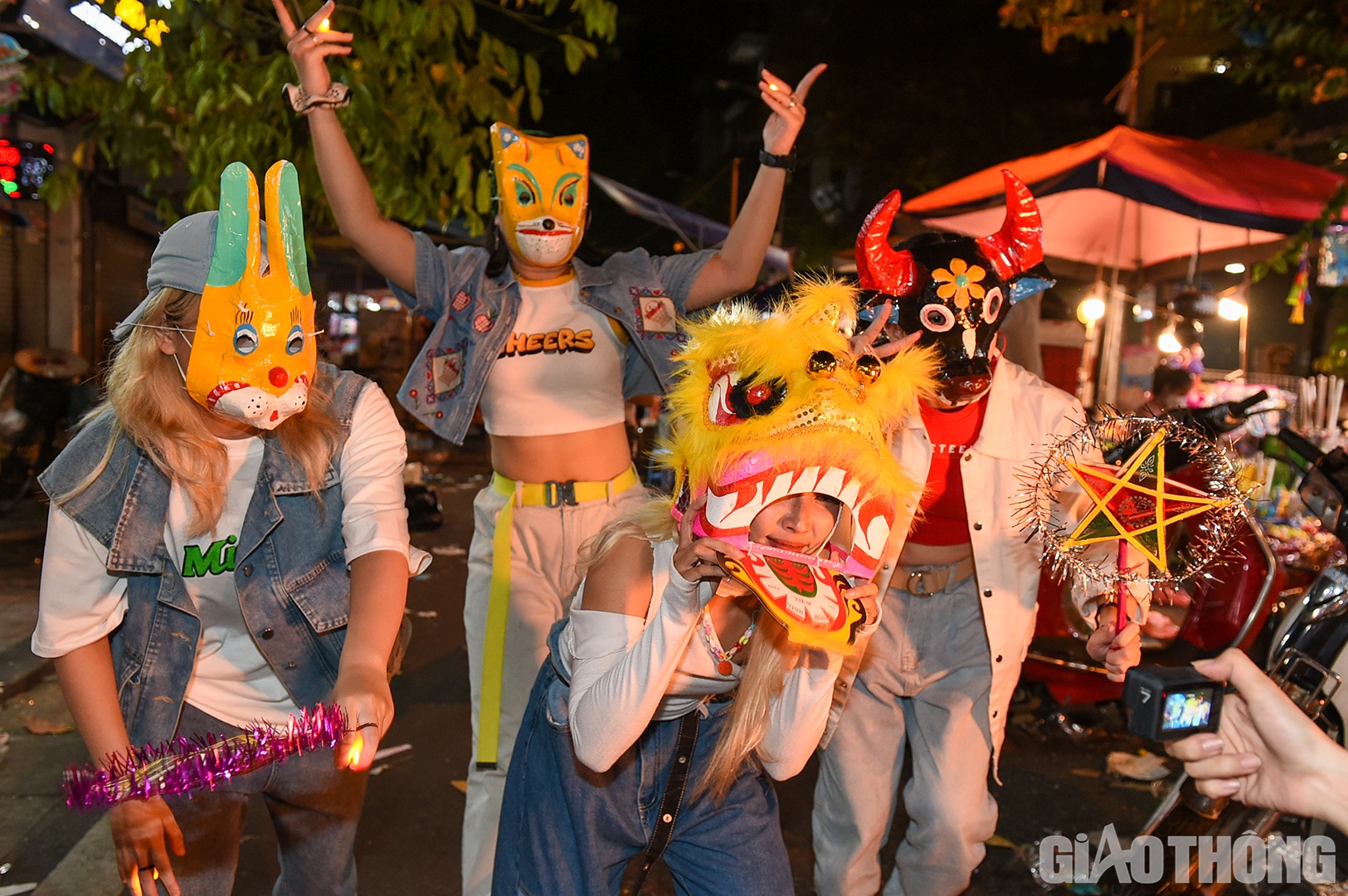 C&aacute;c th&agrave;nh vi&ecirc;n nh&oacute;m nhảy B.Nashor (trực thuộc nh&oacute;m BigToe Crew) h&agrave;o hứng quay clip về Trung thu ở phố H&agrave;ng M&atilde;.