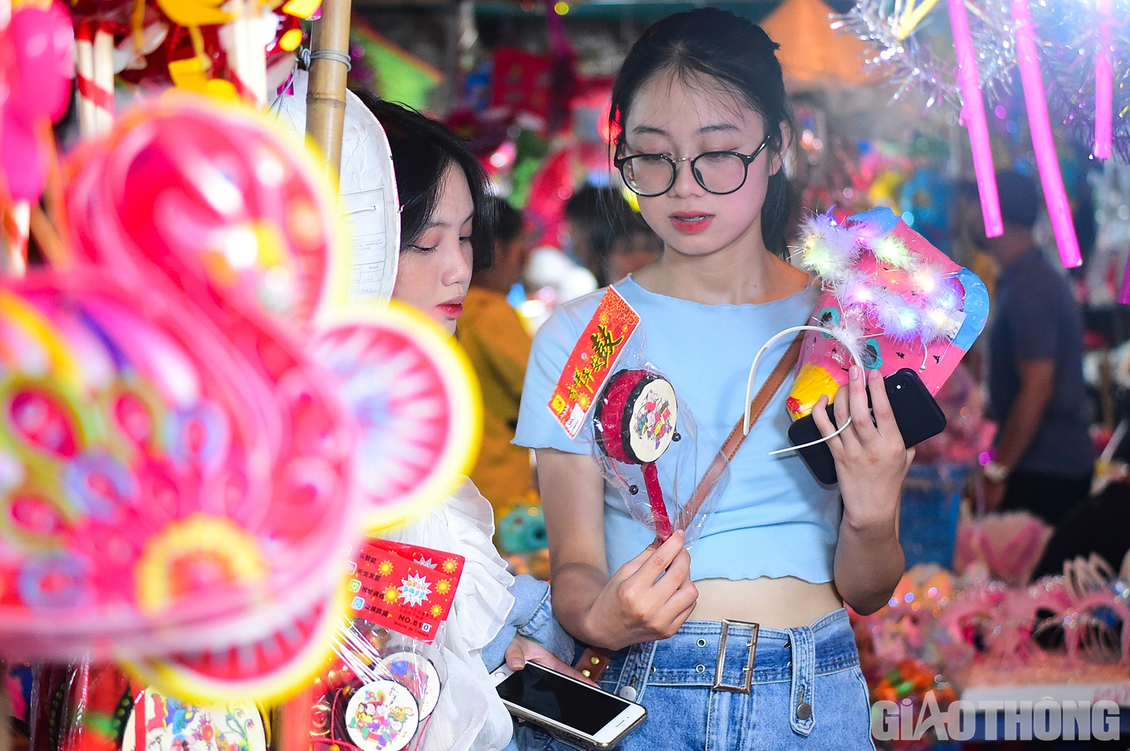 Đến phố H&agrave;ng M&atilde; từ sớm, hai bạn trẻ Thanh Phương v&agrave; Thảo Chi (Ti&ecirc;n Du, Bắc Ninh) cho biết cảm thấy rất vui v&igrave; đ&atilde; chọn được m&oacute;n đồ chơi d&acirc;n gian y&ecirc;u th&iacute;ch. "H&agrave;ng năm, v&agrave;o dịp Trung thu, khu phố n&agrave;y thường rất đ&ocirc;ng v&agrave; đi lại kh&oacute; khăn. Để tr&aacute;nh cảnh đ&oacute;, ch&uacute;ng em đ&atilde; quyết định đi chơi sớm để c&oacute; nhiều khoảng kh&ocirc;ng gian mua sắm hơn&rdquo;, Thanh Phương chia sẻ.