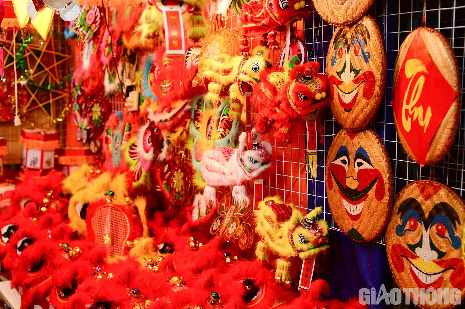 C&aacute;c sản phẩm phục vụ thị trường Trung thu kh&aacute; đa dạng với m&agrave;u đỏ chủ đạo.