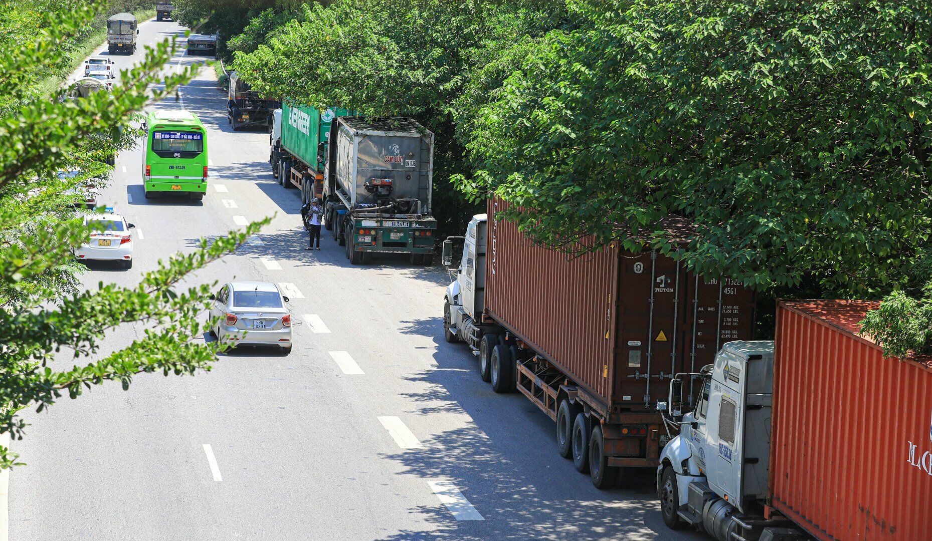 Thời gian gần đ&acirc;y, tr&ecirc;n Quốc lộ 18 đoạn qua gầm cầu vượt dẫn v&agrave;o Quốc lộ 3, huyện S&oacute;c Sơn, TP H&agrave; Nội xuất hiện t&igrave;nh trạng nhiều &ocirc; t&ocirc; dừng đỗ tr&aacute;i ph&eacute;p dẫn đến nguy cơ mất ATGT.