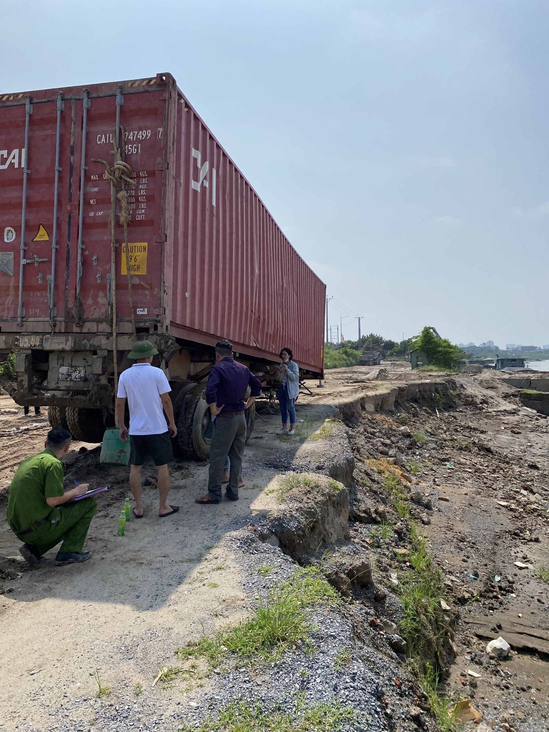 Sau c&uacute; va chạm với giải ph&acirc;n c&aacute;ch mềm v&agrave; lan can tr&ecirc;n cầu Thanh Tr&igrave; rồi rơi xuống s&ocirc;ng Hồng, chiếc xe container n&agrave;y bị hư hỏng nhiều bộ phận.