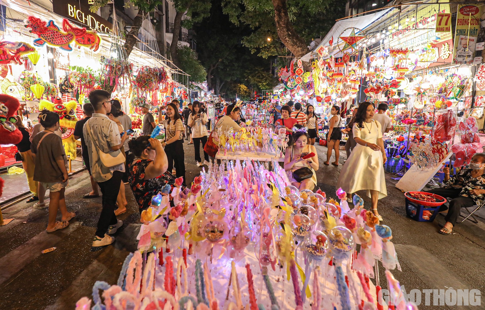 C&ograve;n 4 ng&agrave;y nữa mới đến Tết Trung thu (15/8 &Acirc;m lịch) nhưng phố H&agrave;ng M&atilde; (quận Ho&agrave;n Kiếm, H&agrave; Nội) thời điểm n&agrave;y đ&atilde; rất nhộn nhịp.