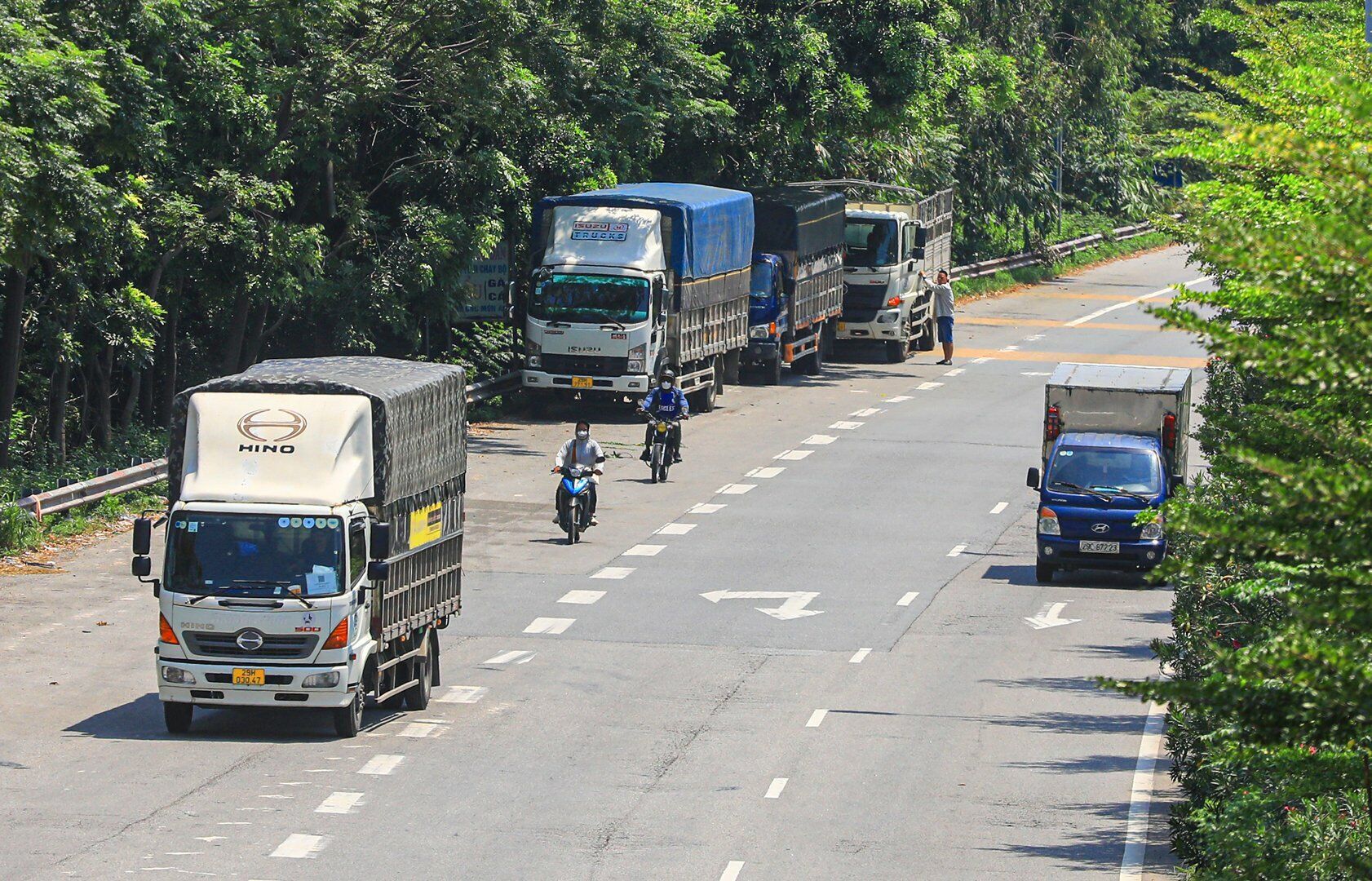 Kh&ocirc;ng những vậy, việc dừng đỗ của những chiếc xe n&agrave;y tr&ecirc;n Quốc lộ 18 c&ograve;n chiếm to&agrave;n bộ l&agrave;n đường d&agrave;nh cho xe m&aacute;y lưu th&ocirc;ng.