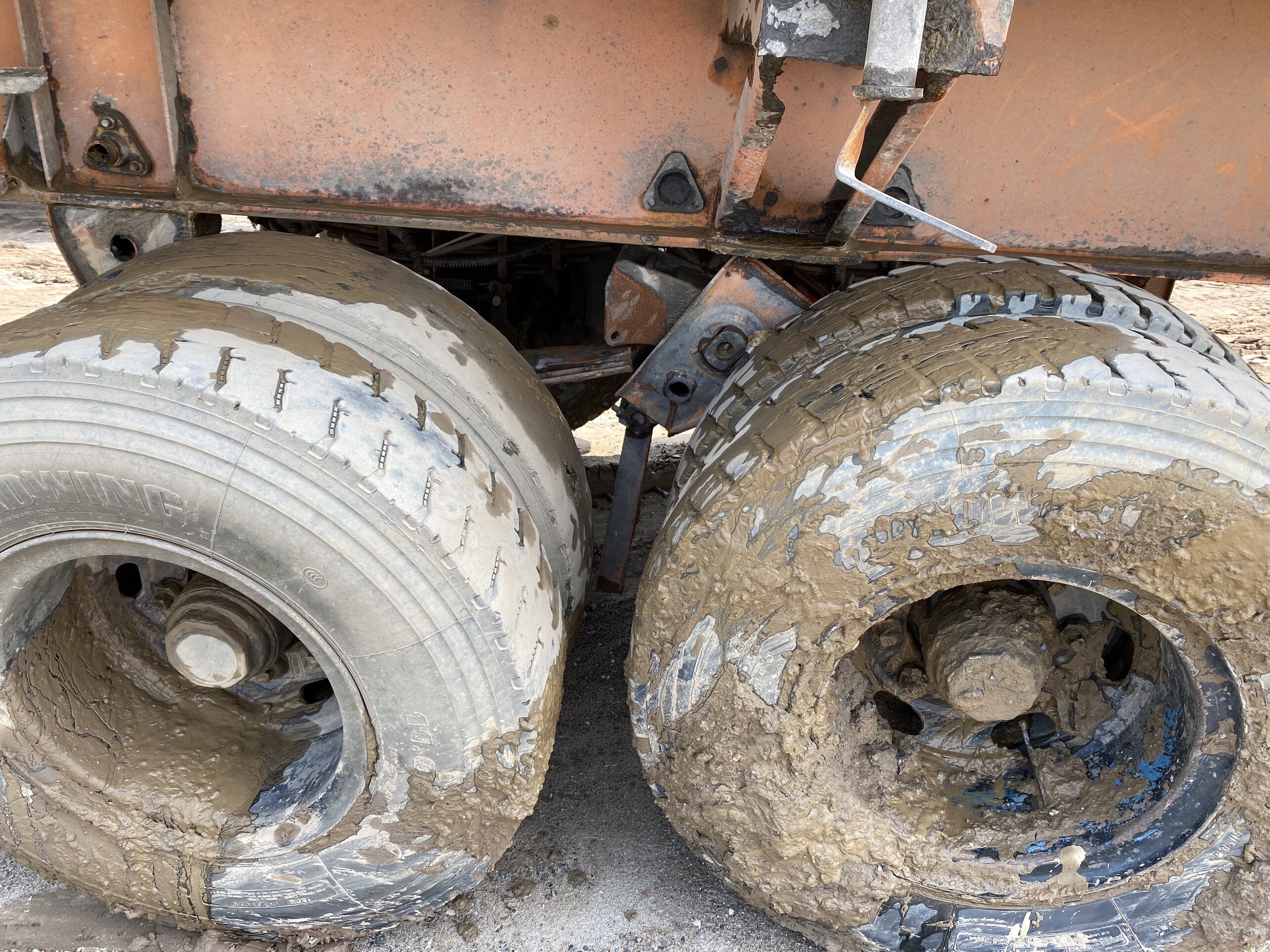 C&aacute;c trục b&aacute;nh của chiếc xe container d&iacute;nh đầy b&ugrave;n đất sau qu&aacute; tr&igrave;nh nằm nhiều ng&agrave;y dưới l&ograve;ng s&ocirc;ng.