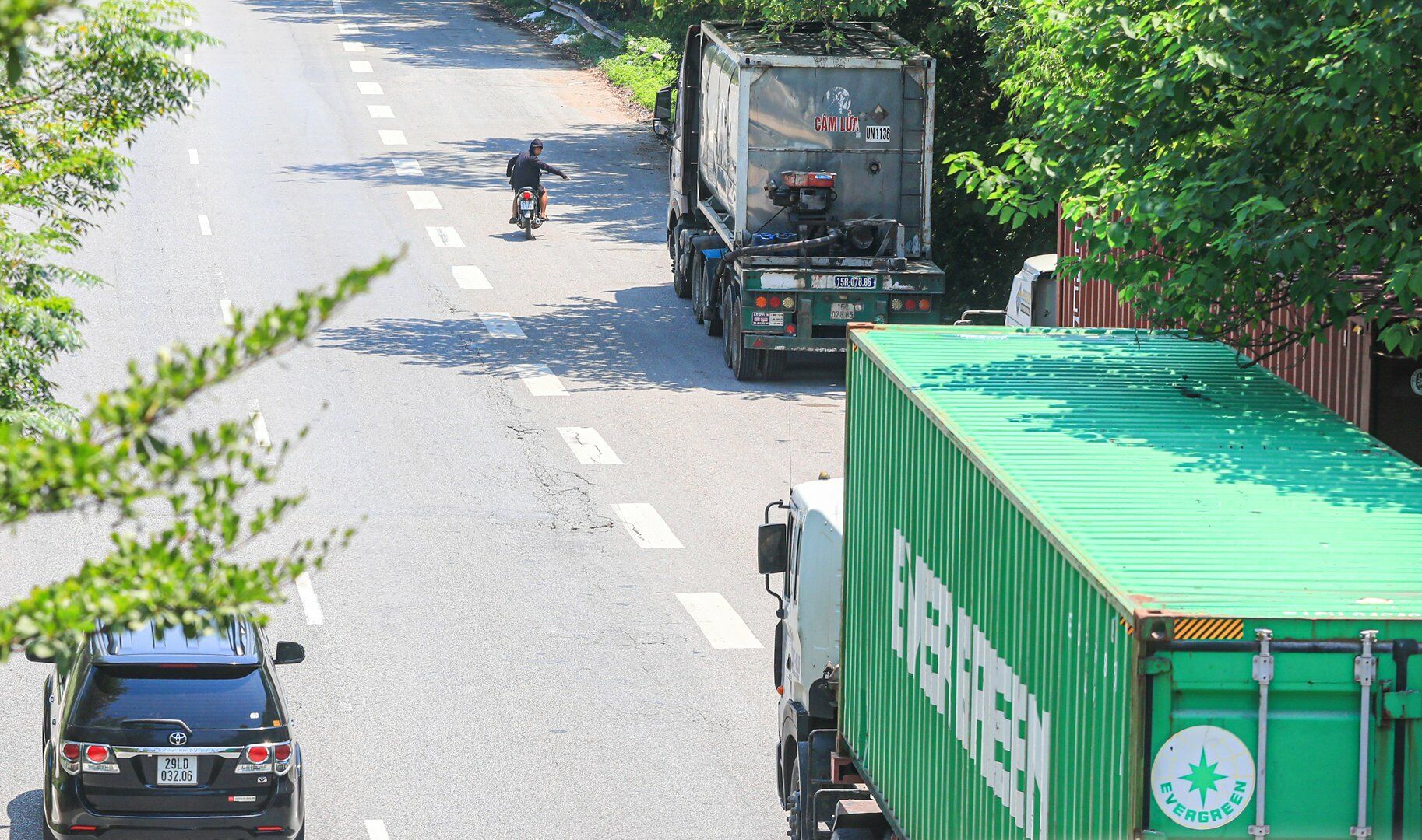 Do bị chiếm l&agrave;n, những chiếc xe m&aacute;y chạy qua đoạn đường Quốc lộ 18 n&agrave;y thường xuy&ecirc;n phải chạy ra gần giữa vạch kẻ ph&acirc;n hai chiều đường.