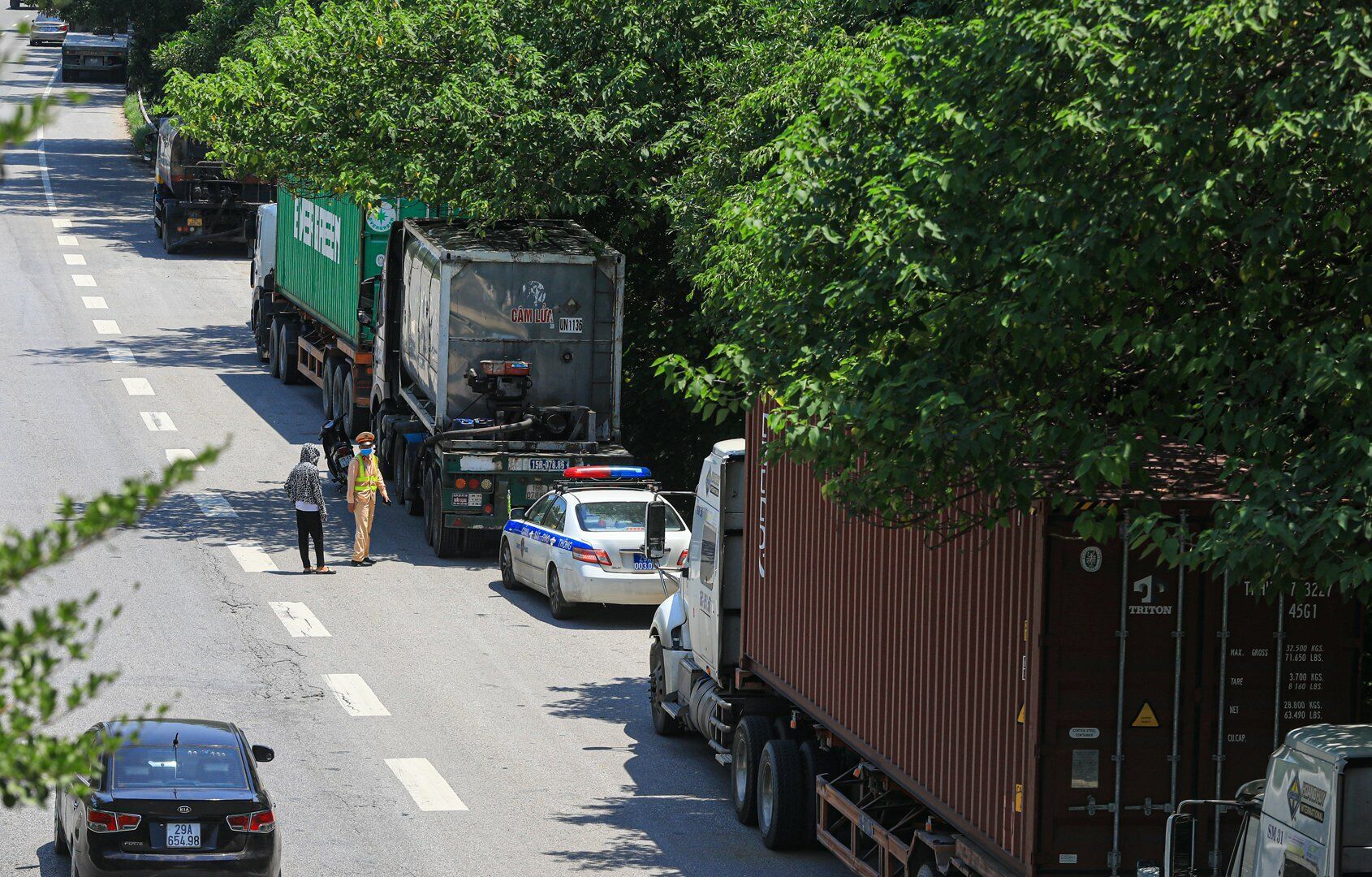 Sau khi ghi nhận thực tế, PV B&aacute;o Giao th&ocirc;ng đ&atilde; th&ocirc;ng b&aacute;o đến Đội CSGT số 15 (C&ocirc;ng an TP H&agrave; Nội), từ đ&oacute; lực lượng n&agrave;y đ&atilde; cử 2 tổ c&ocirc;ng t&aacute;c đến xử phạt những trường hợp &ocirc; t&ocirc; dừng đỗ sai quy định tr&ecirc;n Quốc lộ 18.