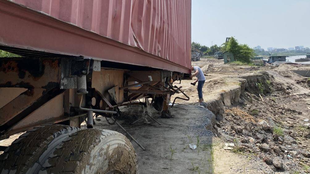 Sau khi xe container BKS 15C-134.91 rơi xuống s&ocirc;ng Hồng, cả xe ch&igrave;m rất nhanh. Nhưng may mắn, t&agrave;i xế xe container đ&atilde; tho&aacute;t ra v&agrave; bơi v&agrave;o bờ an to&agrave;n, được người d&acirc;n đưa đi cấp cứu.