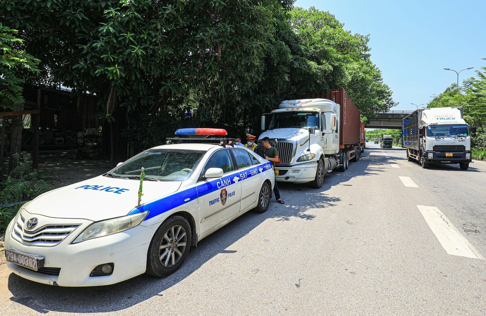 Đội CSGT số 15 (C&ocirc;ng an TP H&agrave; Nội) đ&atilde; tiến h&agrave;nh lập bi&ecirc;n bản xử phạt v&agrave; giữ giấy ph&eacute;p l&aacute;i xe của nhiều t&agrave;i xế với lỗi "dừng xe nơi c&oacute; biển cấm dừng xe v&agrave; đỗ xe&rdquo;.