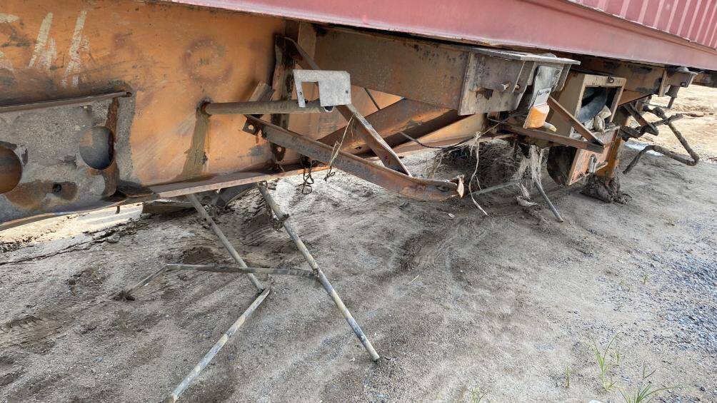 Kh&ocirc;ng &iacute;t những chi tiết tr&ecirc;n xe container bị biến dạng sau khi rơi xuống s&ocirc;ng Hồng.