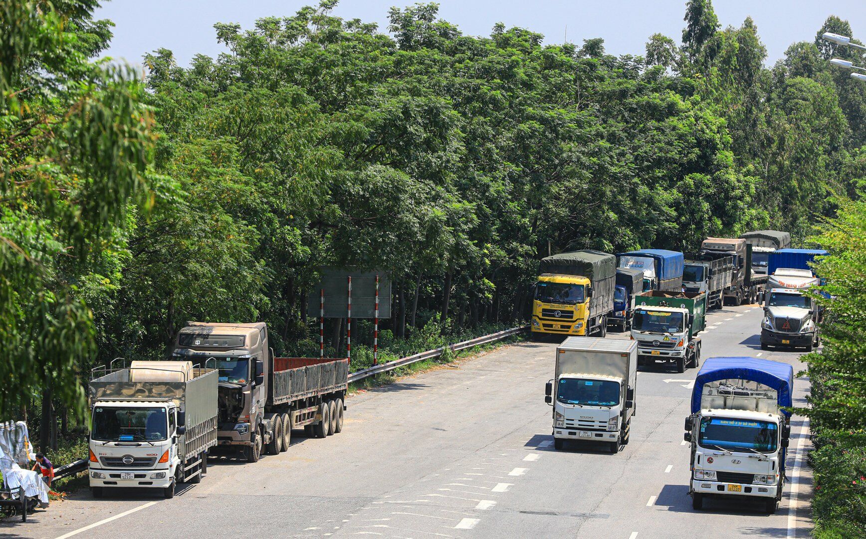 Sau nhiều ng&agrave;y c&oacute; mặt tại Quốc lộ 18, PV B&aacute;o Giao th&ocirc;ng nhận thấy, những phương tiện dừng đỗ tại đ&acirc;y chủ yếu l&agrave; xe tải trọng lớn, chạy đường d&agrave;i.