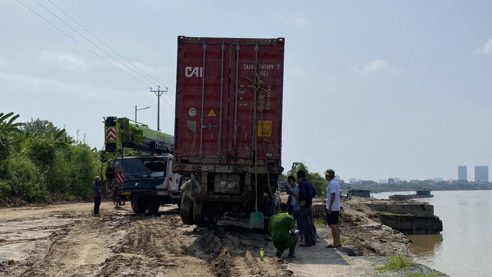 Trước đ&oacute;, khoảng 4h ng&agrave;y 30/8, anh L.V.T. (SN 1984, qu&ecirc; Giao Thuỷ, Nam Định) l&aacute;i xe container BKS 15C-134.91 khi đi tr&ecirc;n cầu Thanh Tr&igrave; đ&atilde; bất ngờ lao qua dải ph&acirc;n c&aacute;ch, t&ocirc;ng g&atilde;y lan can cầu rồi lao xuống s&ocirc;ng Hồng.