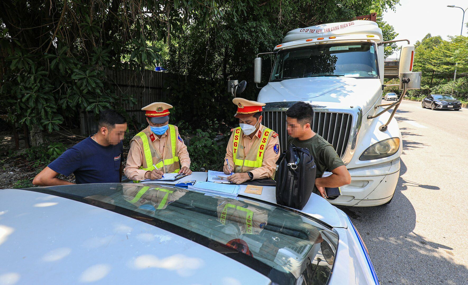 Một c&aacute;n bộ Đội CSGT số 15 cho biết, Đội CSGT số 15 (C&ocirc;ng an TP H&agrave; Nội) thường xuy&ecirc;n tuần tra, kiểm so&aacute;t, nếu ph&aacute;t hiện những vi phạm về dừng đỗ xe sai quy định tr&ecirc;n Quốc lộ 18 đều bị xử l&yacute; nghi&ecirc;m.