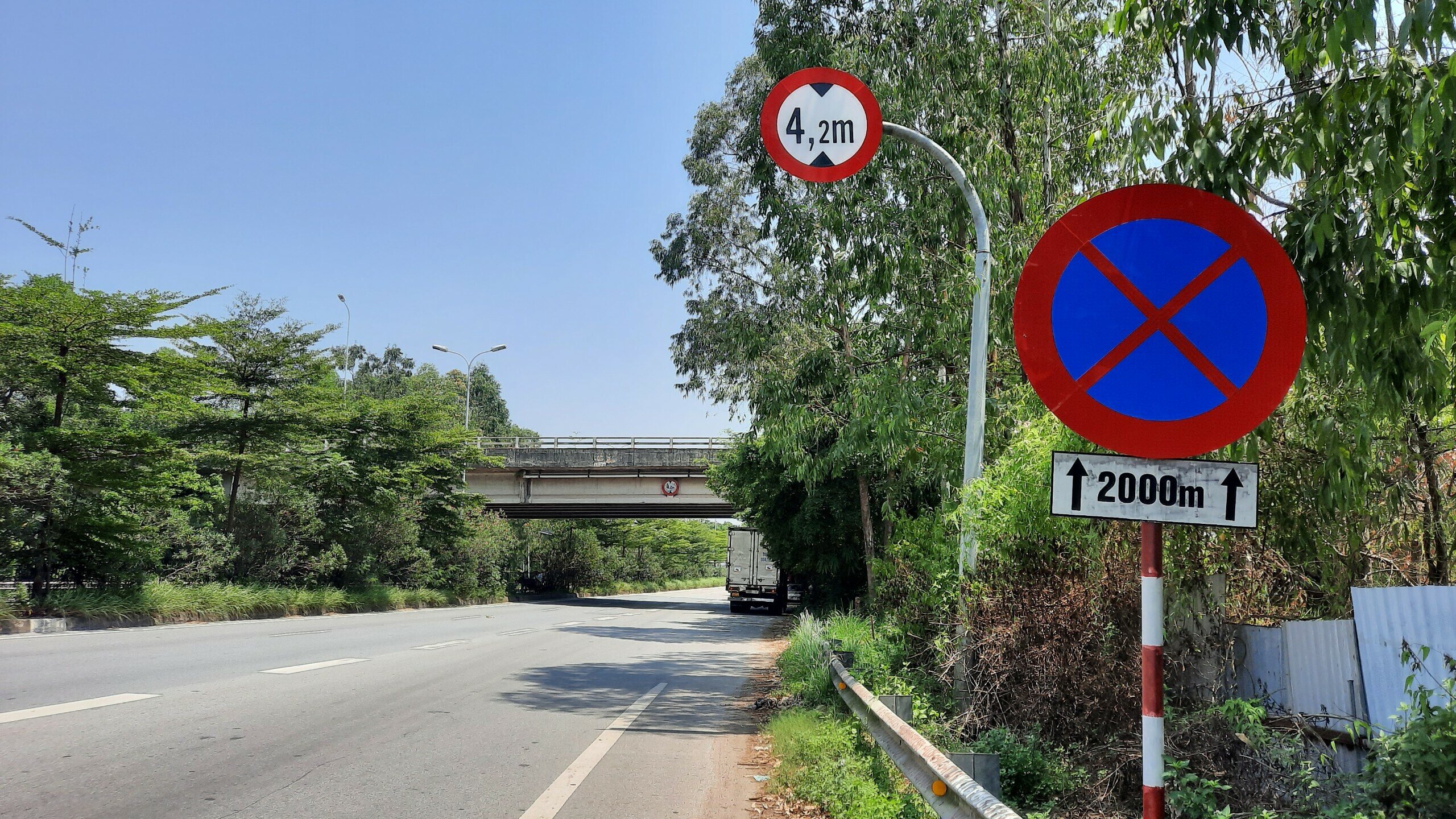 D&ugrave; biển cấm dừng đỗ đặt c&aacute;ch đoạn đường n&agrave;y chỉ v&agrave;i trăm m&eacute;t, nhưng nhiều t&agrave;i xế vẫn v&ocirc; tư dừng đỗ để v&agrave;o ăn cơm v&agrave; uống nước.