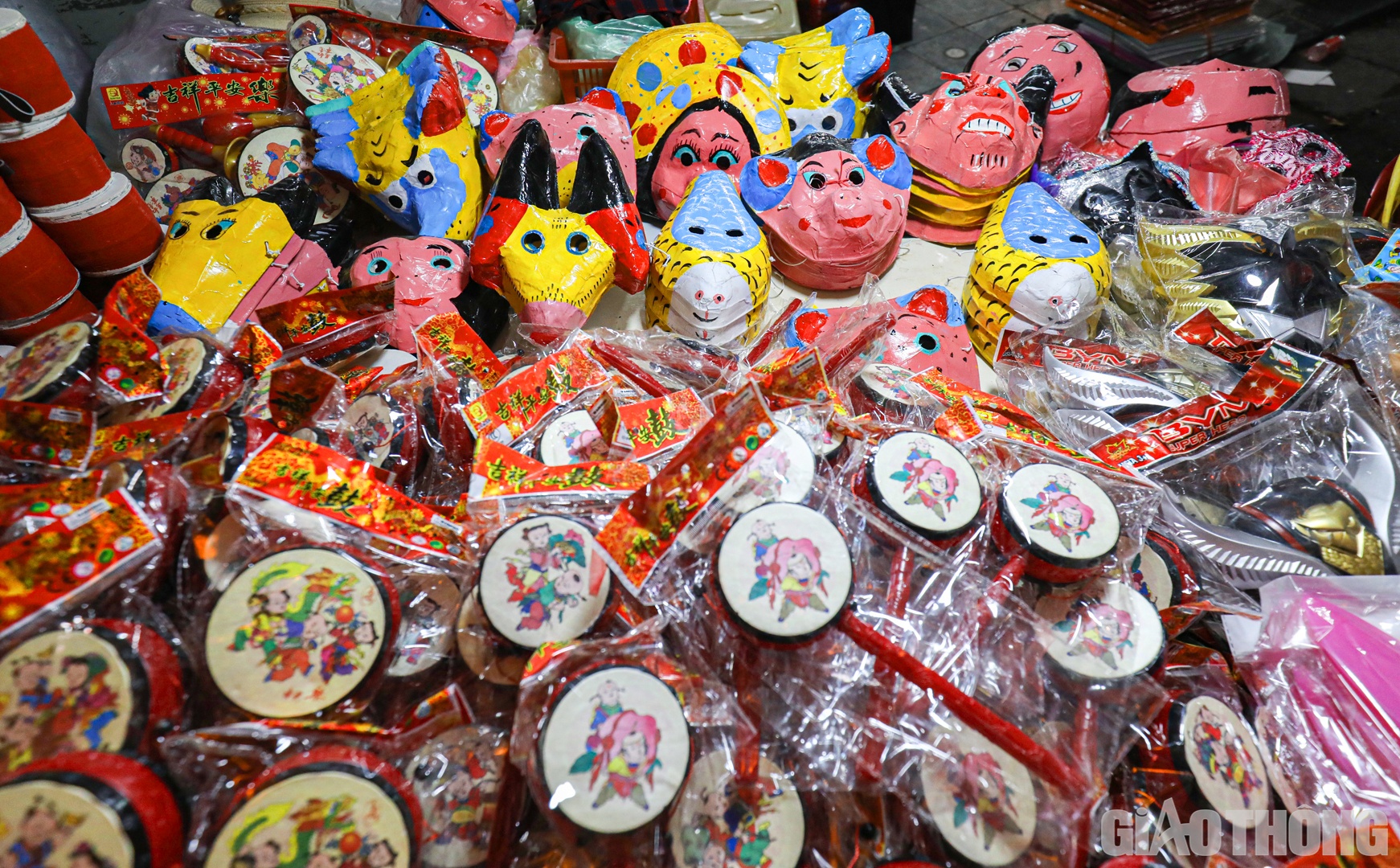 Mặt nạ giấy bồi c&oacute; gi&aacute; từ 40.000 đồng/chiếc, trống bỏi gi&aacute; 30.000 đồng/chiếc...