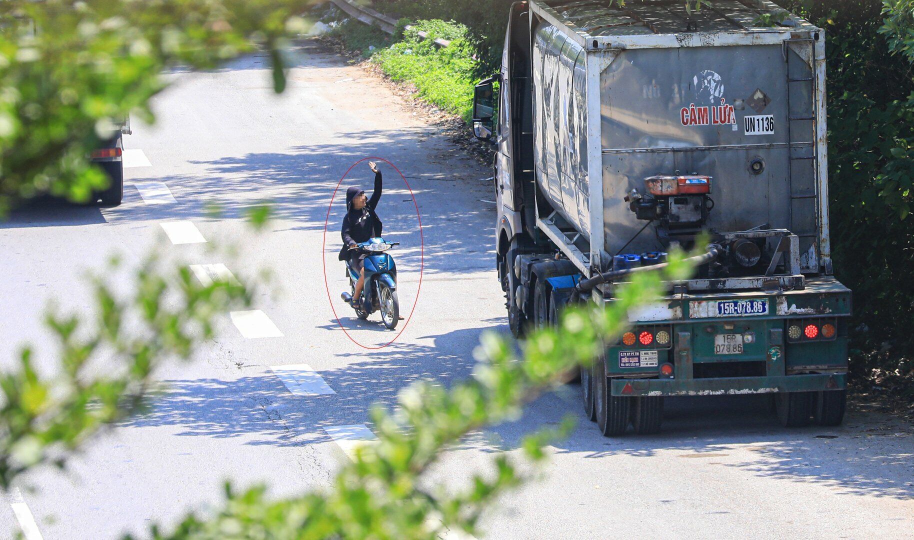 Để &ldquo;bắt được&rdquo; nhiều kh&aacute;ch l&agrave; l&aacute;i xe v&agrave;o ăn cơm, những qu&aacute;n cơm tại Quốc lộ 18 c&ograve;n cắt cử người đứng ra giữa đường l&agrave;m &ldquo;hoa ti&ecirc;u&rdquo; vẫy kh&aacute;ch, rất nguy hiểm.