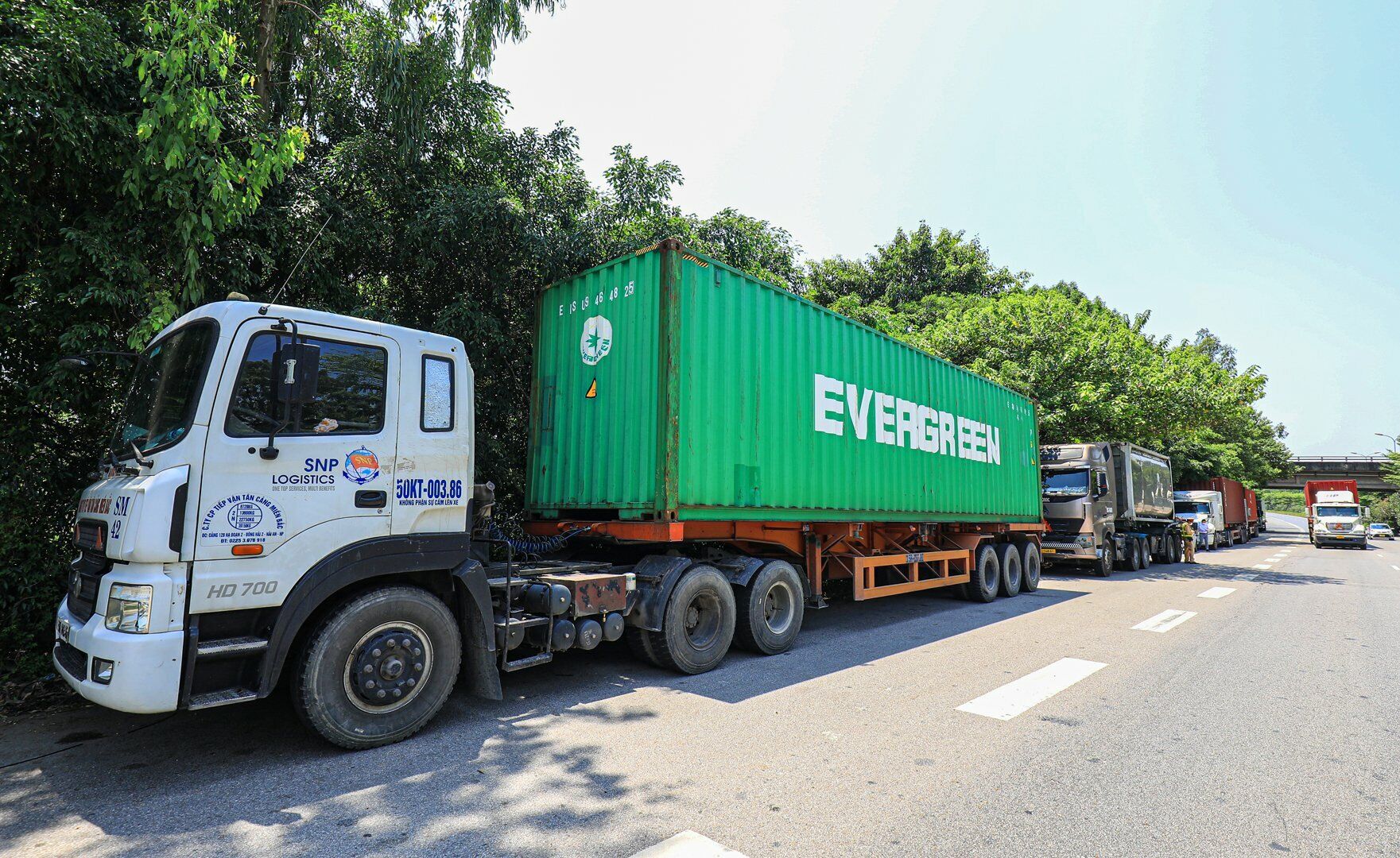 Chưa đầy 30 ph&uacute;t c&oacute; mặt tại đ&acirc;y, PV B&aacute;o Giao th&ocirc;ng đ&atilde; ghi nhận h&agrave;ng chục lượt xe dừng đỗ sai quy định tr&ecirc;n Quốc lộ 18.