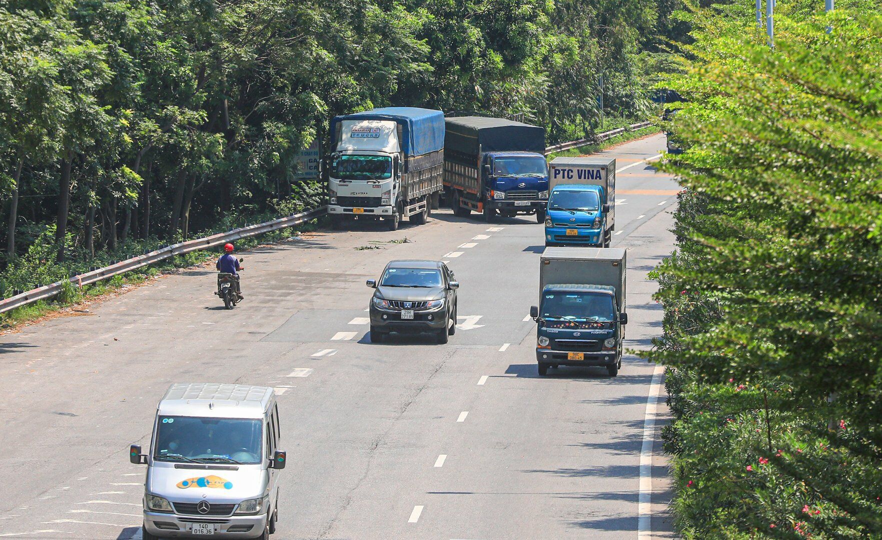 Hiện tượng đi xe m&aacute;y ngược chiều vẫy kh&aacute;ch, v&agrave; xe tải dừng đỗ tr&aacute;i ph&eacute;p tr&ecirc;n Quốc lộ 18 khiến kh&ocirc;ng &iacute;t người điều khiển &ocirc; t&ocirc;, xe m&aacute;y qua đ&acirc;y giật m&igrave;nh v&agrave; lo sợ v&igrave; nguy cơ mất ATGT.