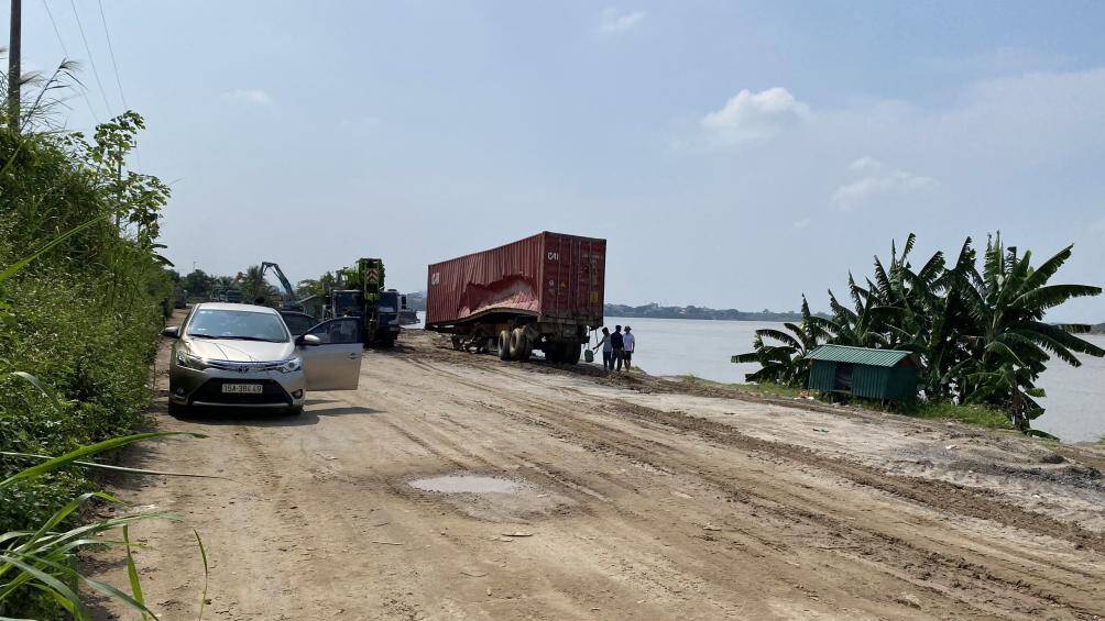 Th&ugrave;ng của chiếc xe container lao từ cầu Thanh Tr&igrave; xuống s&ocirc;ng Hồng n&agrave;y cũng bị m&oacute;p m&eacute;o kh&aacute; nhiều chỗ.