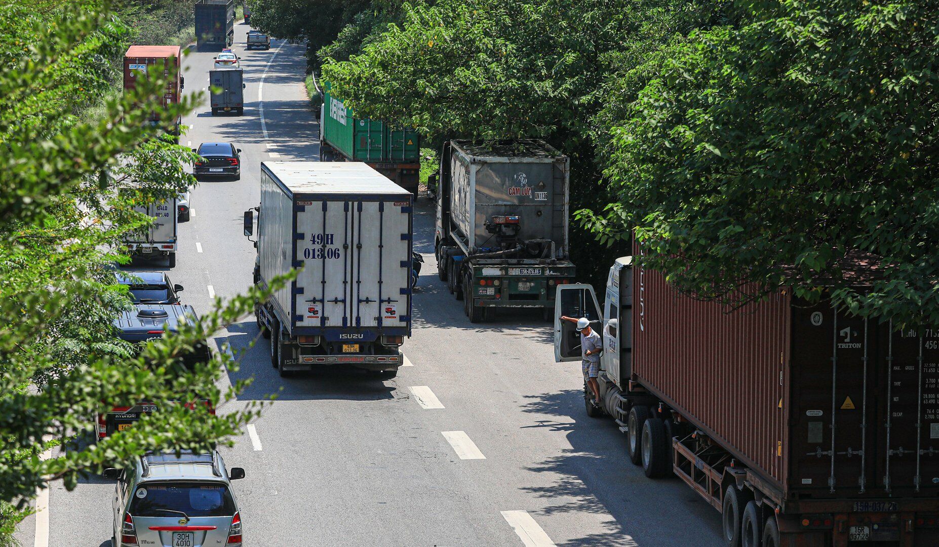 "Quốc lộ 18 cho ph&eacute;p xe chạy tốc độ tối đa 80km/h, nếu kh&ocirc;ng để &yacute; rất dễ t&ocirc;ng phải những người vẫy xe như thế n&agrave;y&rdquo;, anh Nguyễn Hữu Giang, một t&agrave;i xế xe con chia sẻ.