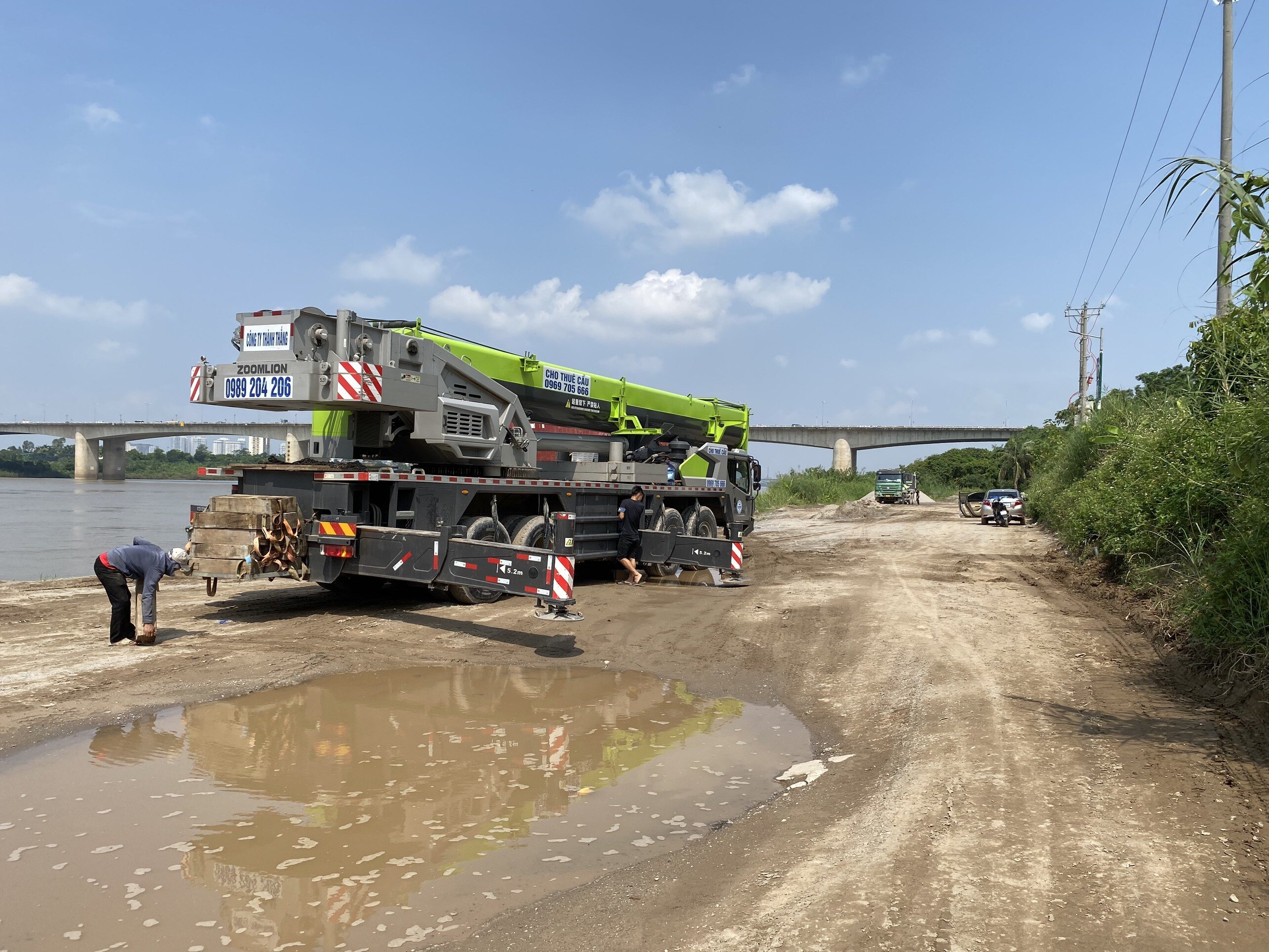 Để trục vớt được chiếc xe si&ecirc;u trường, si&ecirc;u trọng n&agrave;y, lực lượng chức năng đ&atilde; phải huy động một m&aacute;y cẩu cỡ lớn.