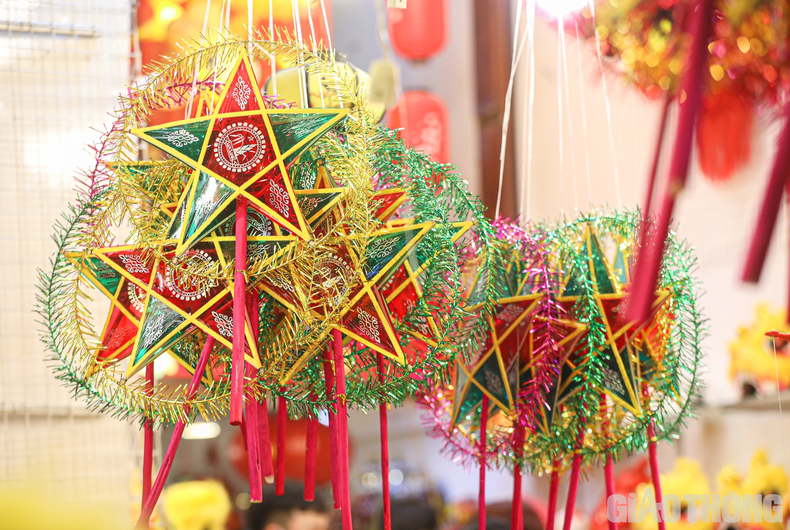 Đ&egrave;n &ocirc;ng sao c&oacute; thiết kế đơn giản l&agrave; h&igrave;nh ảnh quen thuộc, kh&ocirc;ng thể thiếu trong ng&agrave;y Tết Trung thu.