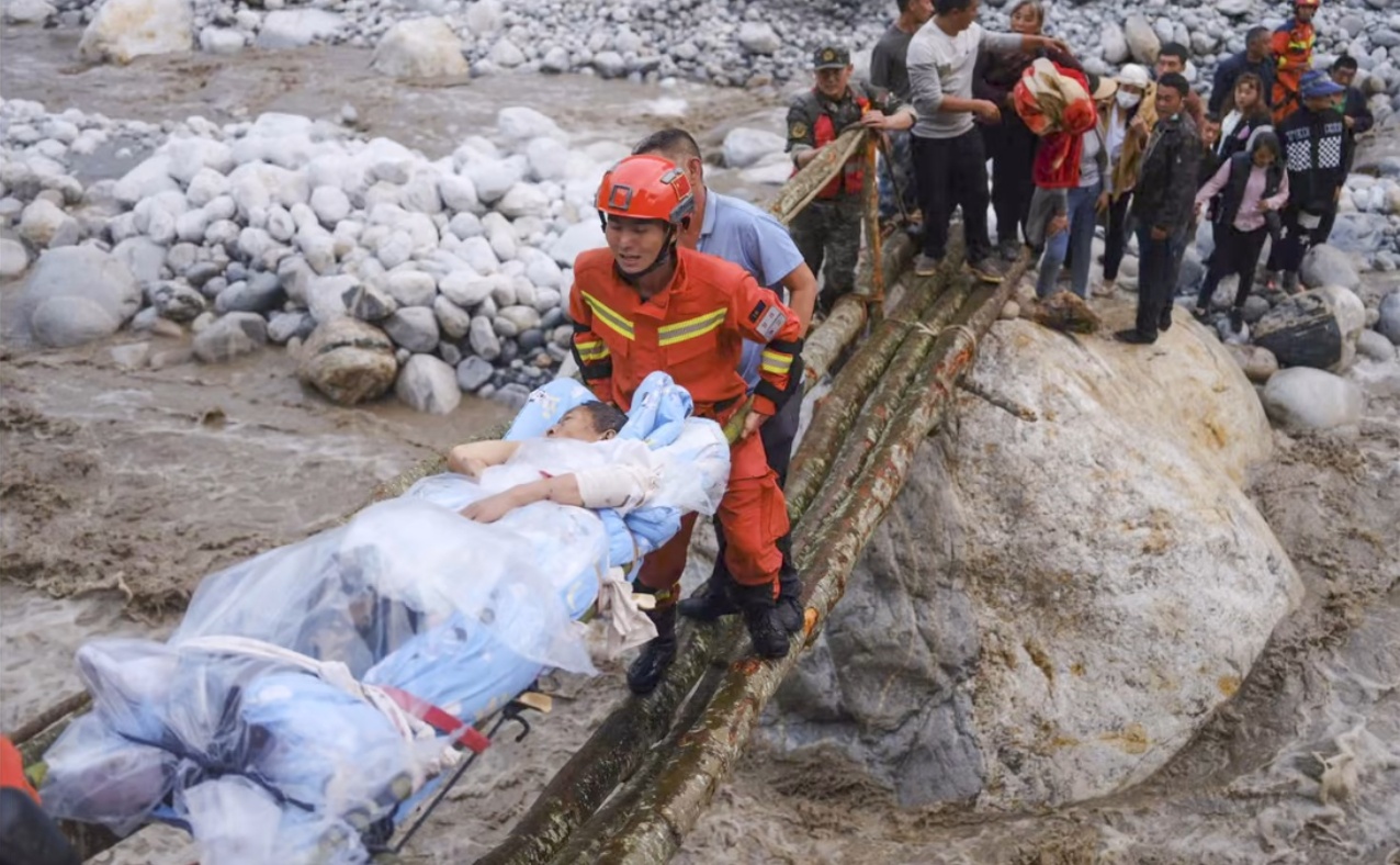 Hơn 6.500 nh&acirc;n vi&ecirc;n cứu hộ, b&aacute;c sĩ đ&atilde; được điều tới hiện trường. 4 trực thăng v&agrave; 2 m&aacute;y bay kh&ocirc;ng người l&aacute;i đ&atilde; được điều tới 2 khu vực bị ảnh hưởng nặng nhất l&agrave; c&aacute;c huyện L&ocirc; Định v&agrave; Thạch Mi&ecirc;n.