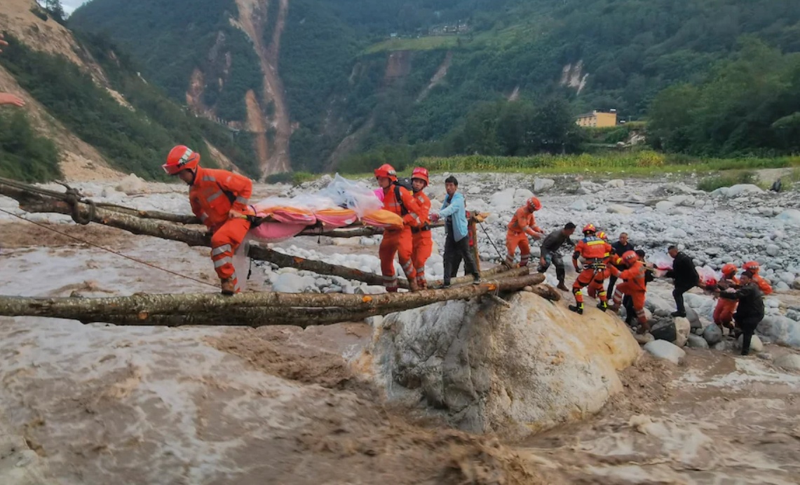 Trận động đất xảy ra sau khi tỉnh Tứ Xuy&ecirc;n trải qua đợt hạn h&aacute;n, thiếu điện k&eacute;o d&agrave;i v&agrave;o th&aacute;ng trước v&agrave; th&agrave;nh phố Th&agrave;nh Đ&ocirc; đang thực hiện phong tỏa để kiểm so&aacute;t dịch Covid-19.