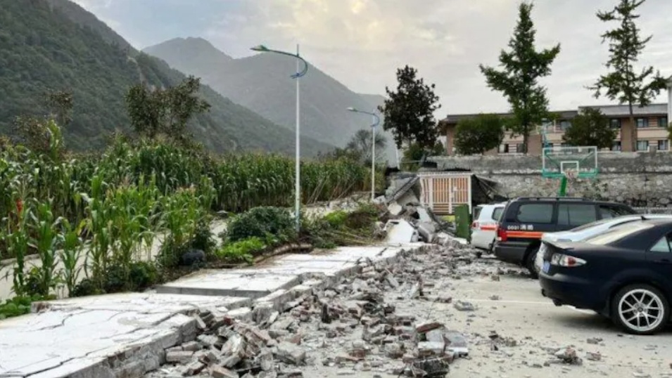 Sở Thủy lợi tỉnh Tứ Xuy&ecirc;n cho biết đang theo d&otilde;i mực nước tại c&aacute;c con s&ocirc;ng, đập nước trong tỉnh. Cơ quan n&agrave;y cho hay trận động đất đ&atilde; g&acirc;y ảnh hưởng mạnh tại khu vực phụ lưu s&ocirc;ng Đại Độ v&agrave; khuyến c&aacute;o người d&acirc;n sống ở khu vực hạ lưu sơ t&aacute;n khỏi nơi ở.