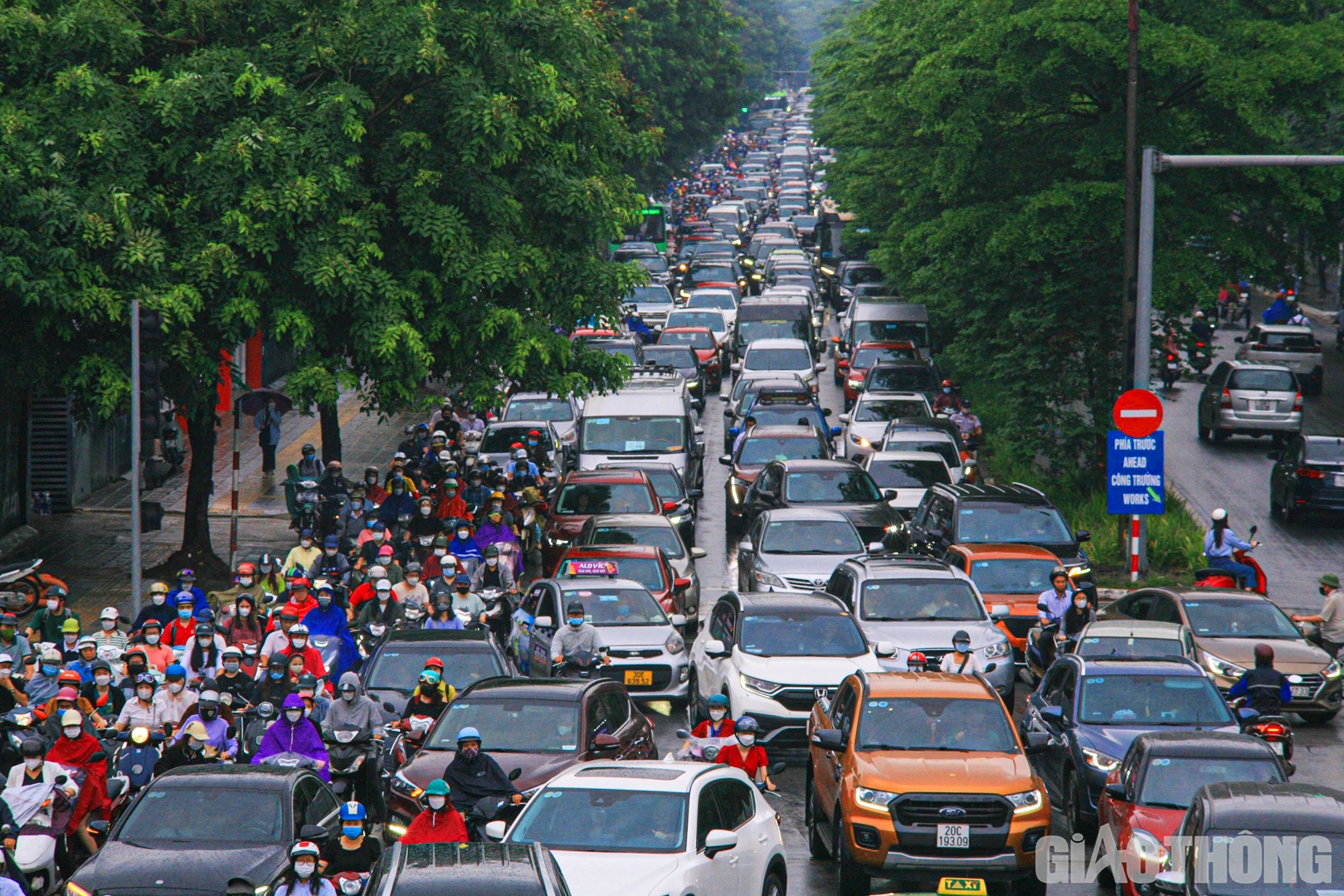 Mật độ phương tiện d&agrave;y đặc tr&ecirc;n phố Nguyễn Kh&aacute;nh To&agrave;n.