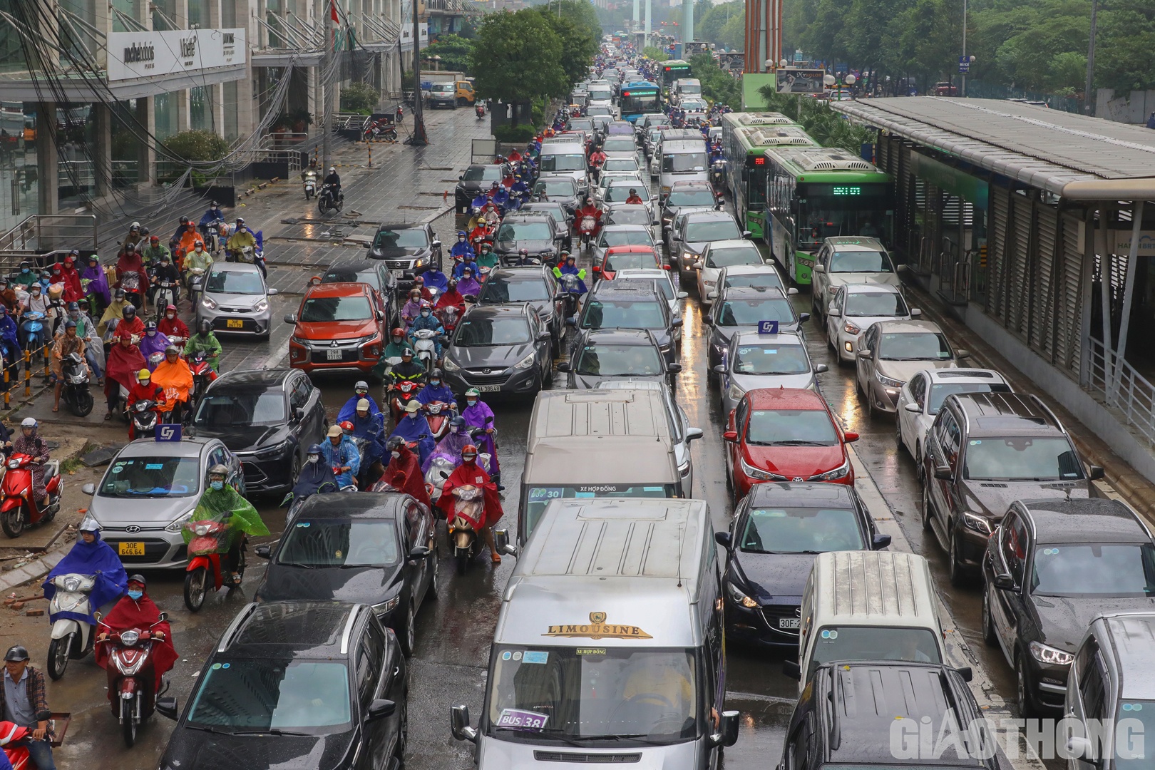 Gần 8h s&aacute;ng, đường Tố Hữu hướng đi L&ecirc; Văn Lương, Khuất Duy Tiến kh&ocirc;ng c&ograve;n khoảng trống.