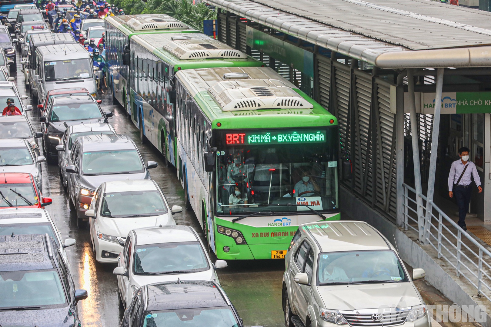 C&oacute; thời điểm, 3 chiếc xe bu&yacute;t BRT nối đu&ocirc;i nhau tại nh&agrave; chờ Khuất Duy Tiến.